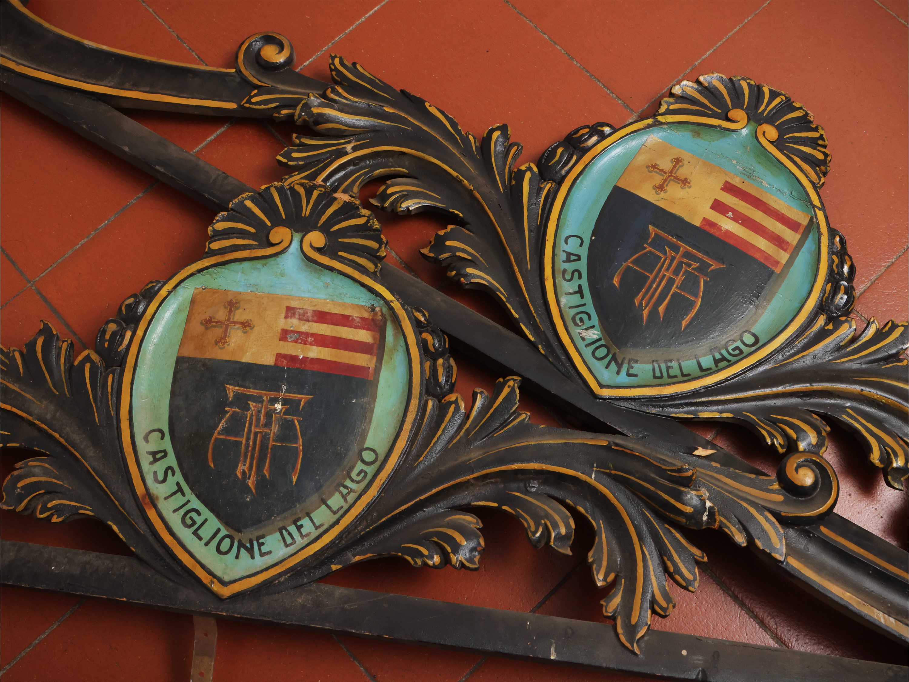 Coppia di Grandi Fregi in Legno Laccato