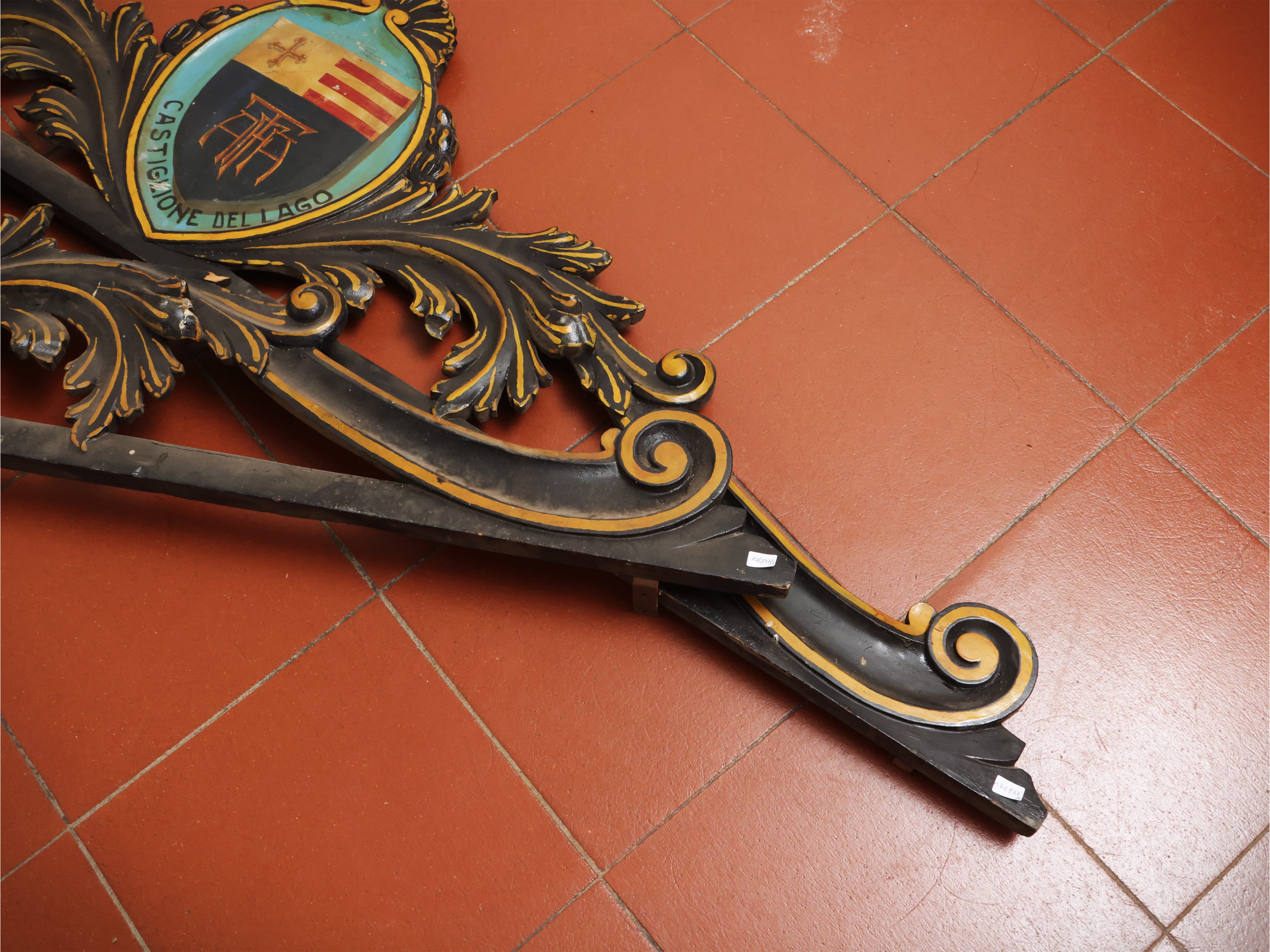 Coppia di Grandi Fregi in Legno Laccato