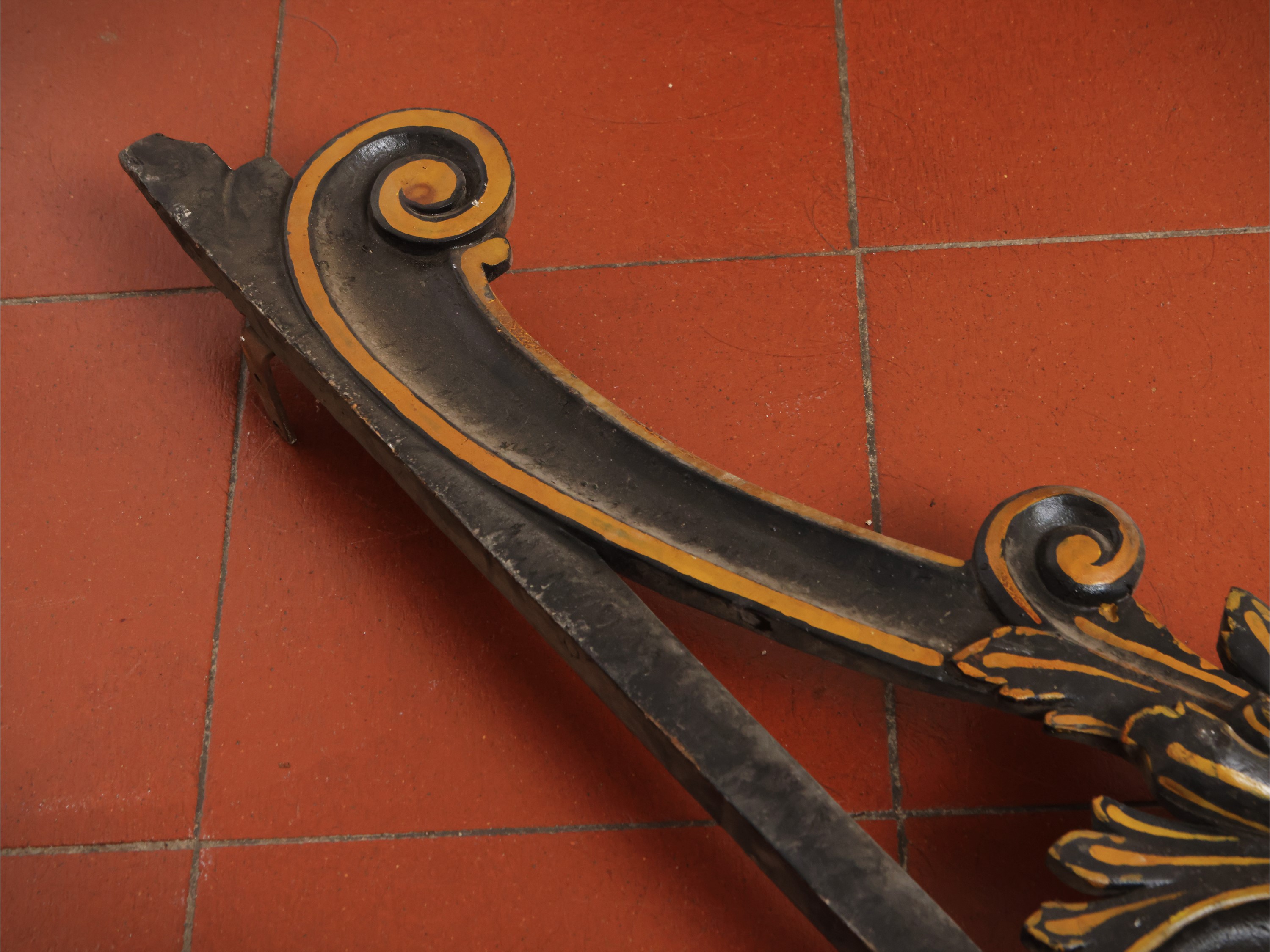 Coppia di Grandi Fregi in Legno Laccato