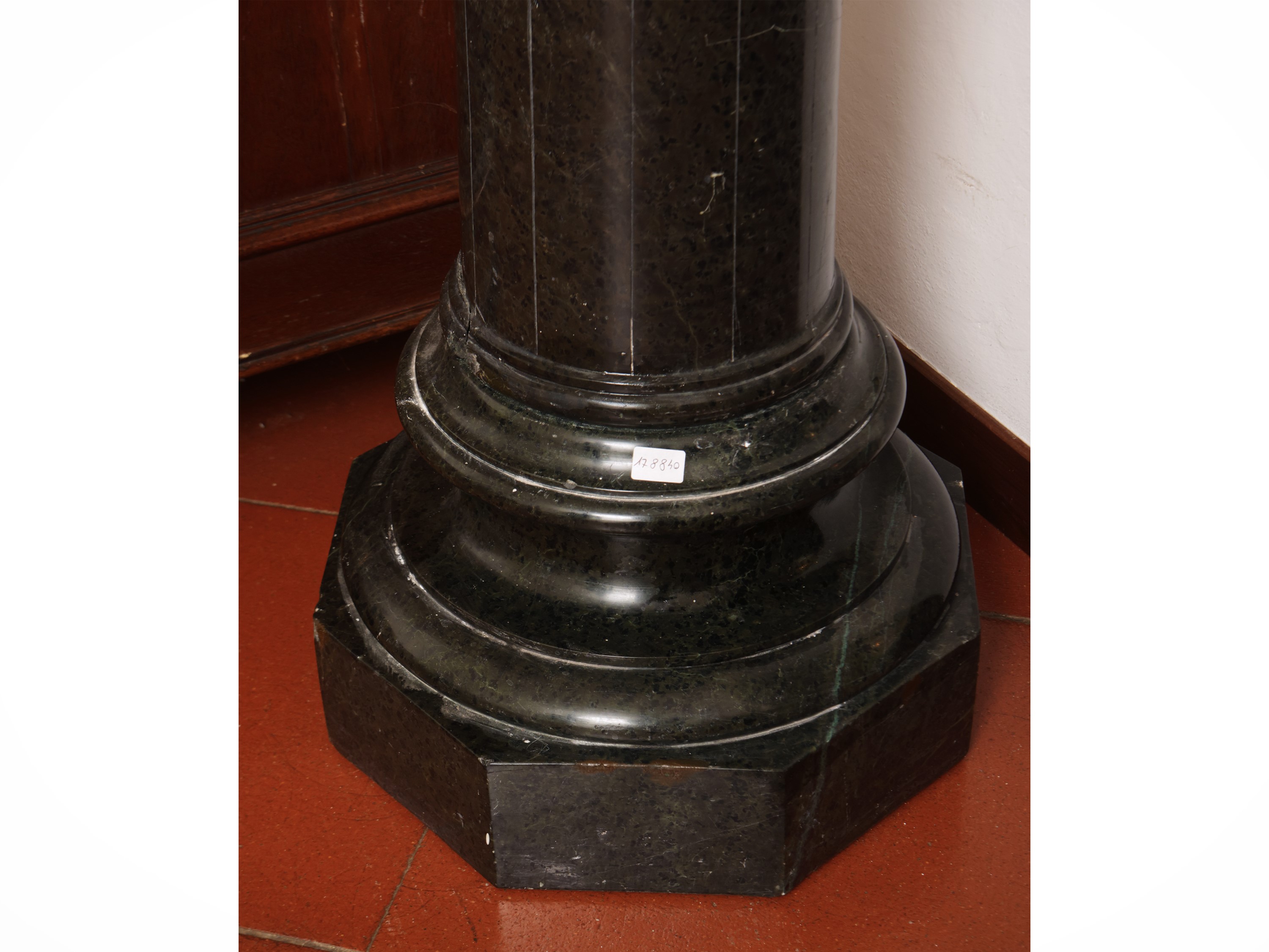 Colonna Porta Sculture in Marmo Verde di Prato