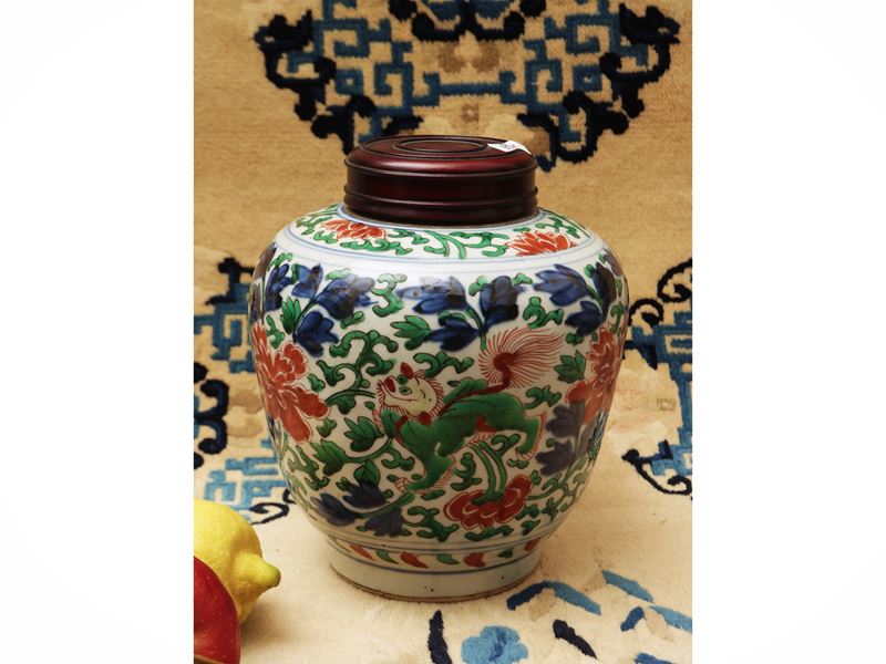 Vaso in porcellana wucai con decorazione di qilin, Cina, dinastia Qing