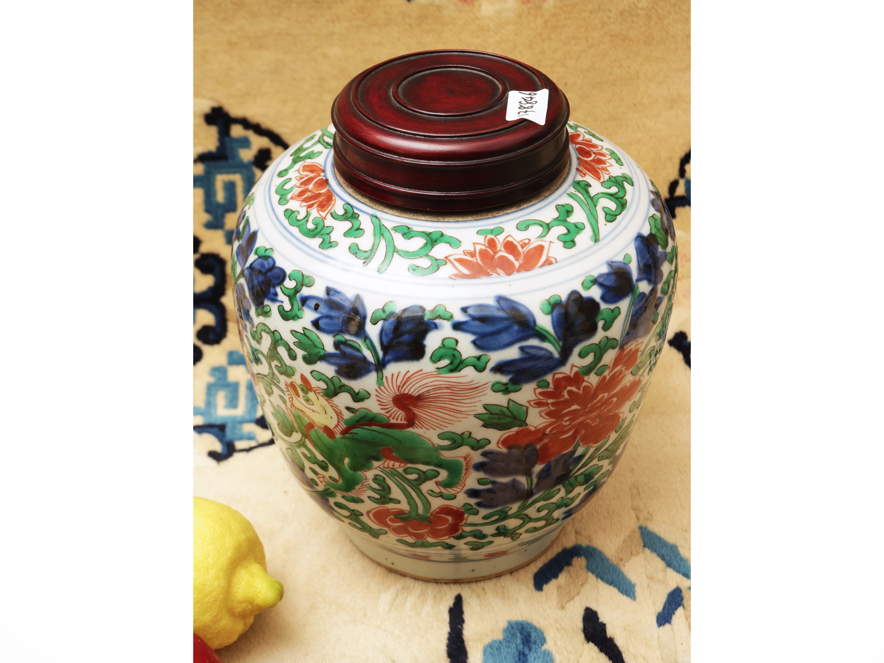 Vaso in porcellana wucai con decorazione di qilin, Cina, dinastia Qing