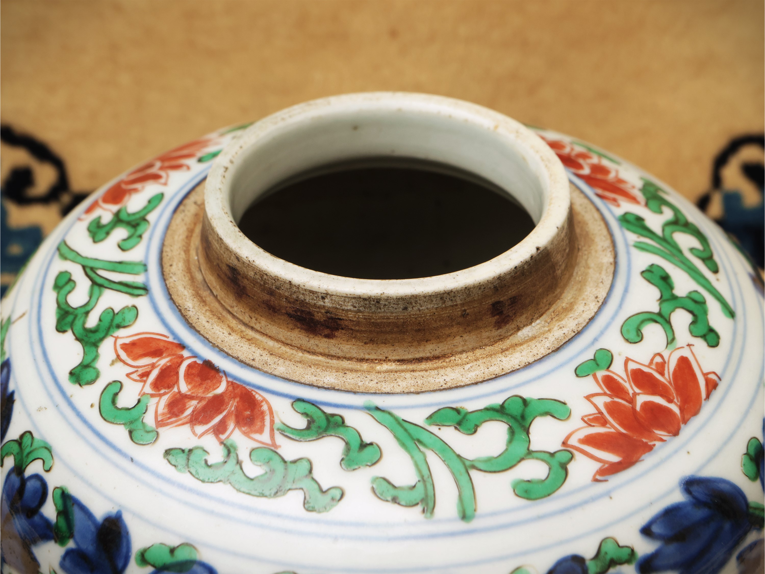 Vaso in porcellana wucai con decorazione di qilin, Cina, dinastia Qing
