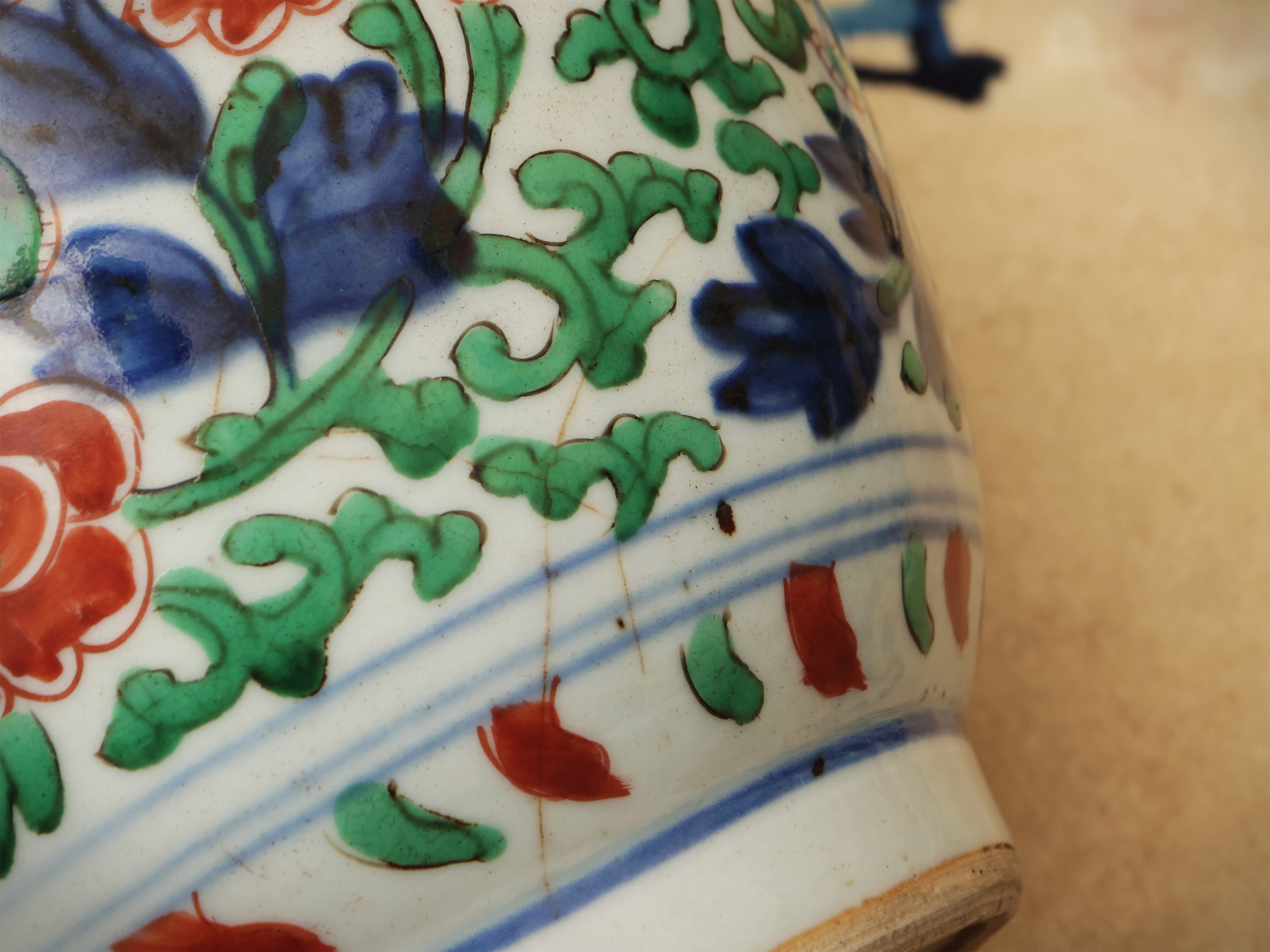 Vaso in porcellana wucai con decorazione di qilin, Cina, dinastia Qing