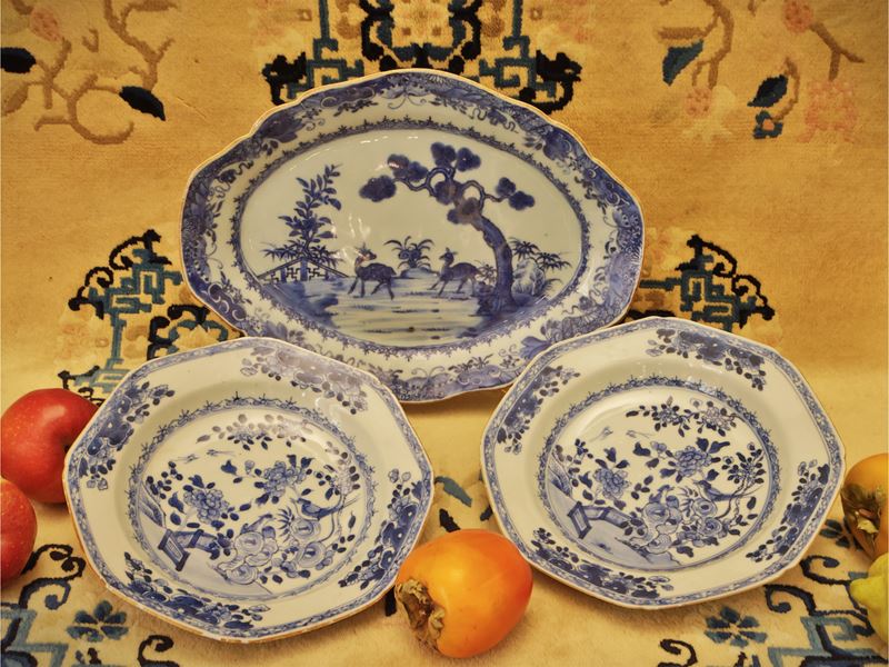 Gruppo di tre piatti in porcellana bianco blu da esportazione, Cina, dinastia Qing