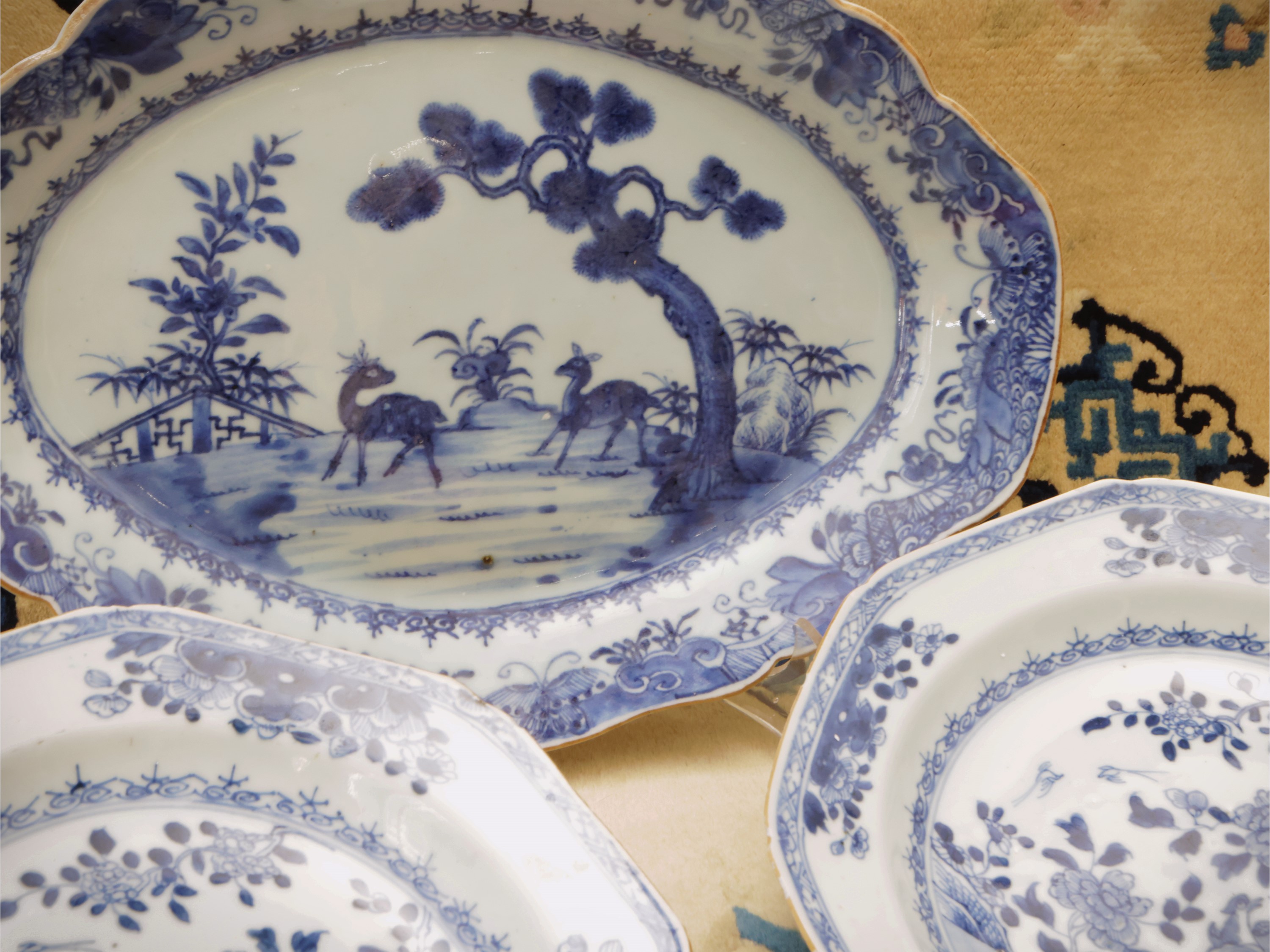 Gruppo di tre piatti in porcellana bianco blu da esportazione, Cina, dinastia Qing