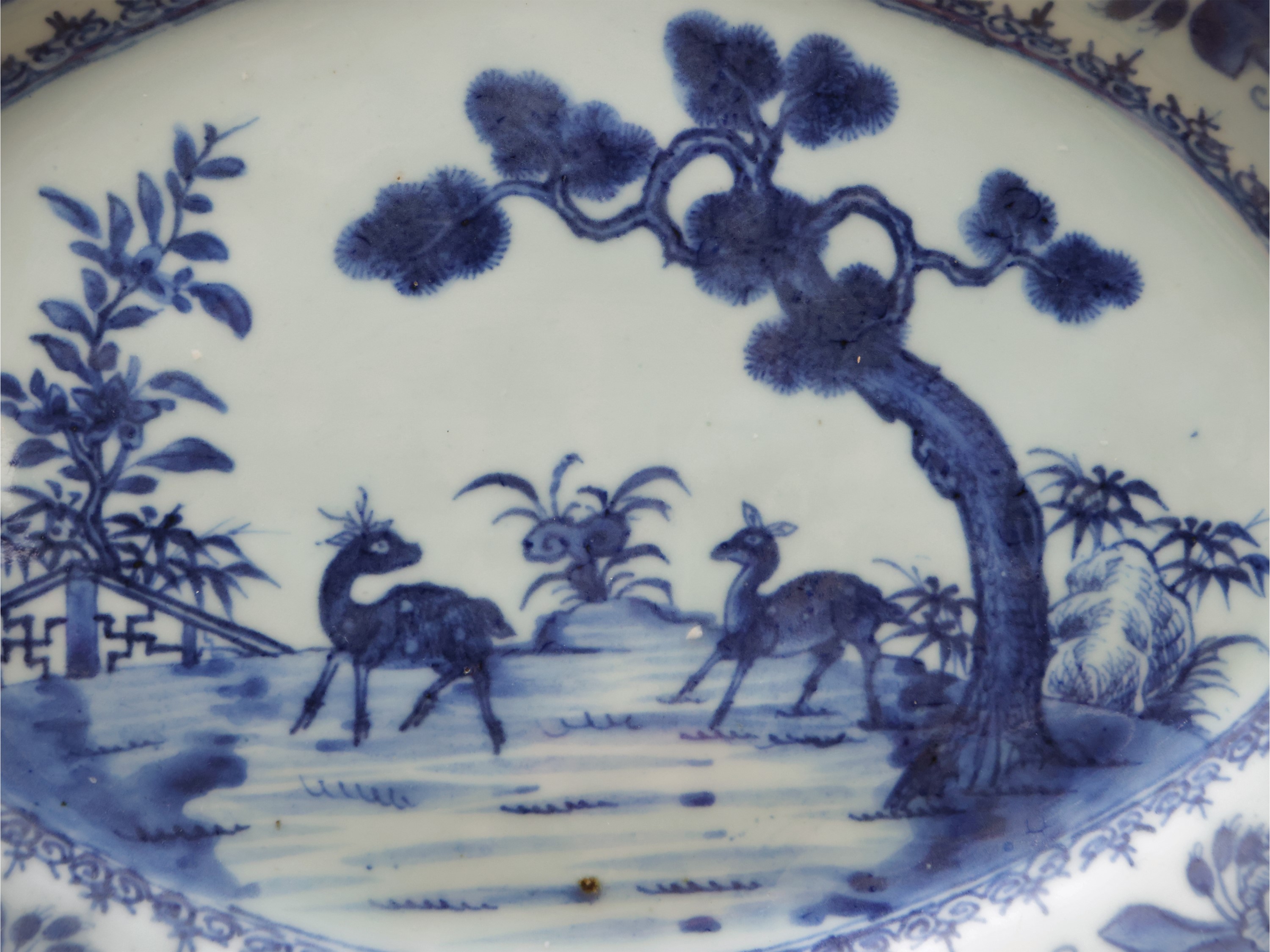 Gruppo di tre piatti in porcellana bianco blu da esportazione, Cina, dinastia Qing