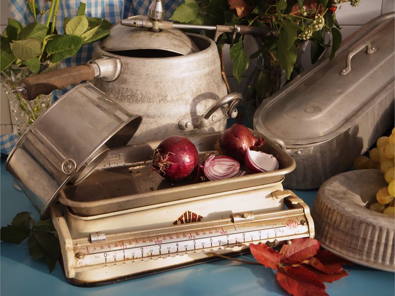 Assortimento di accessori da cucina in alluminio con bilancia d'epoca