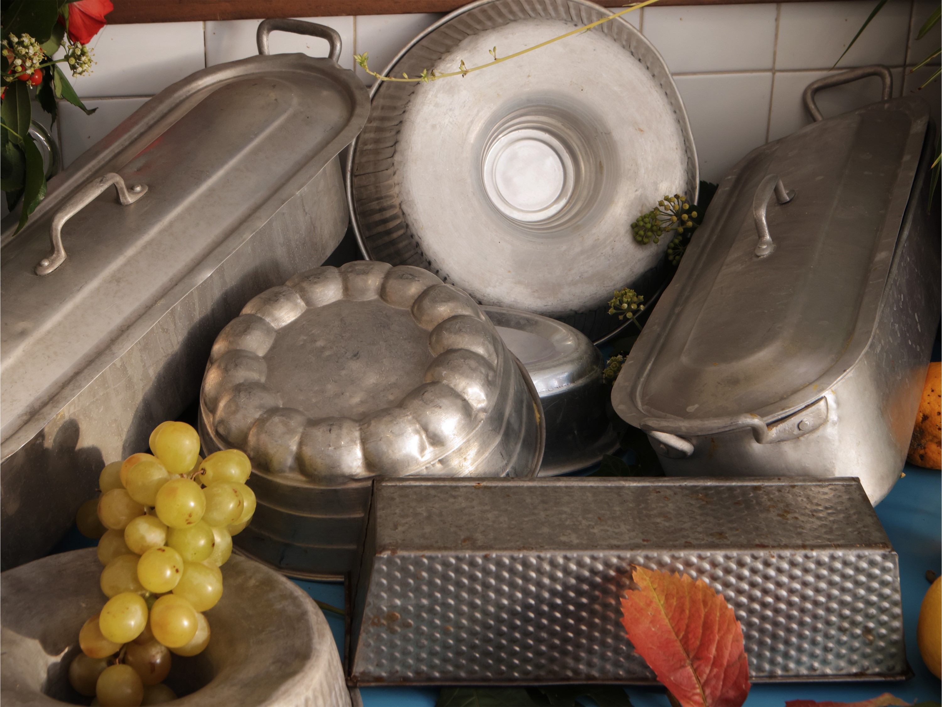 Assortimento di accessori da cucina in alluminio con bilancia d'epoca