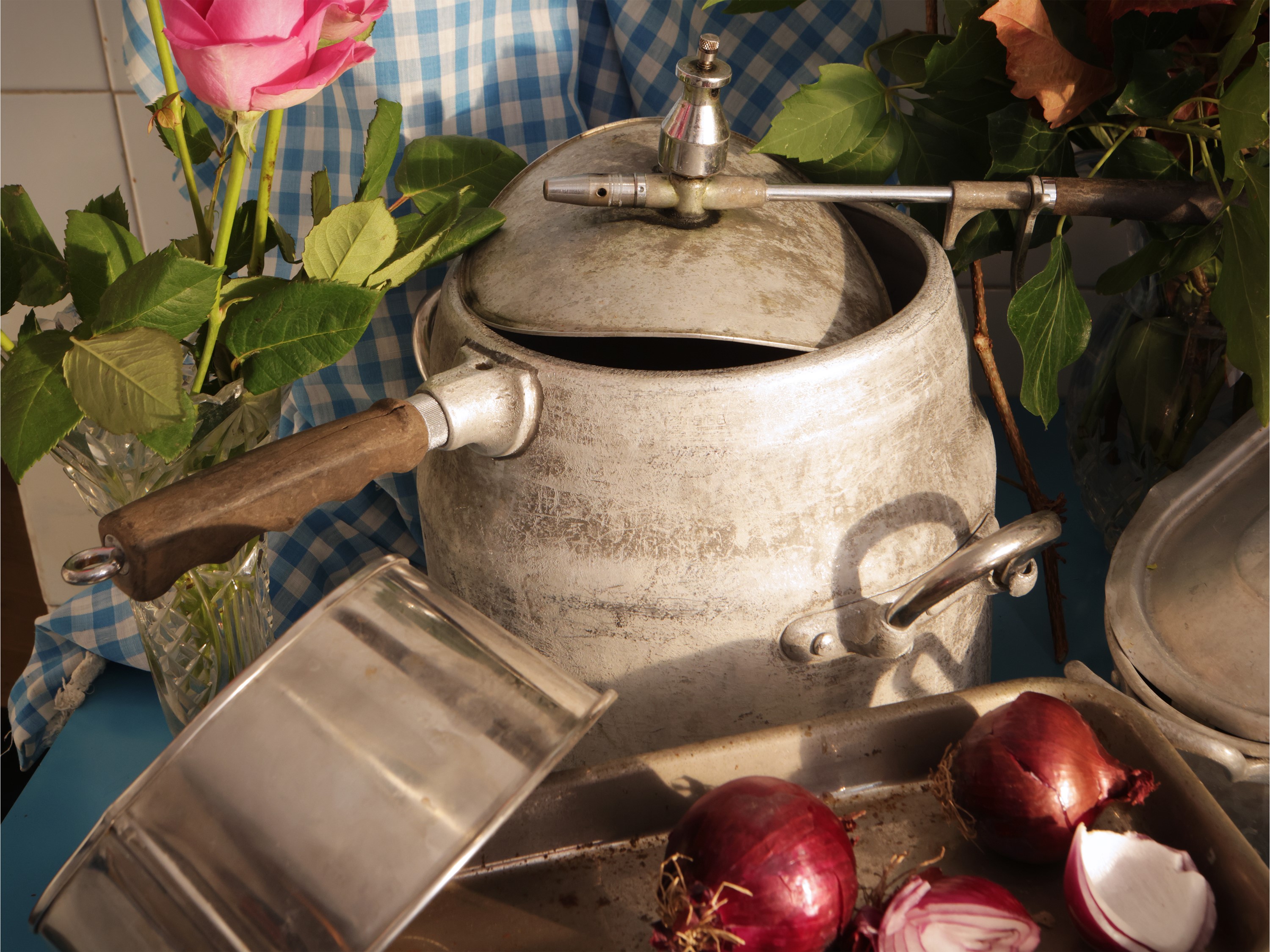 Assortimento di accessori da cucina in alluminio con bilancia d'epoca