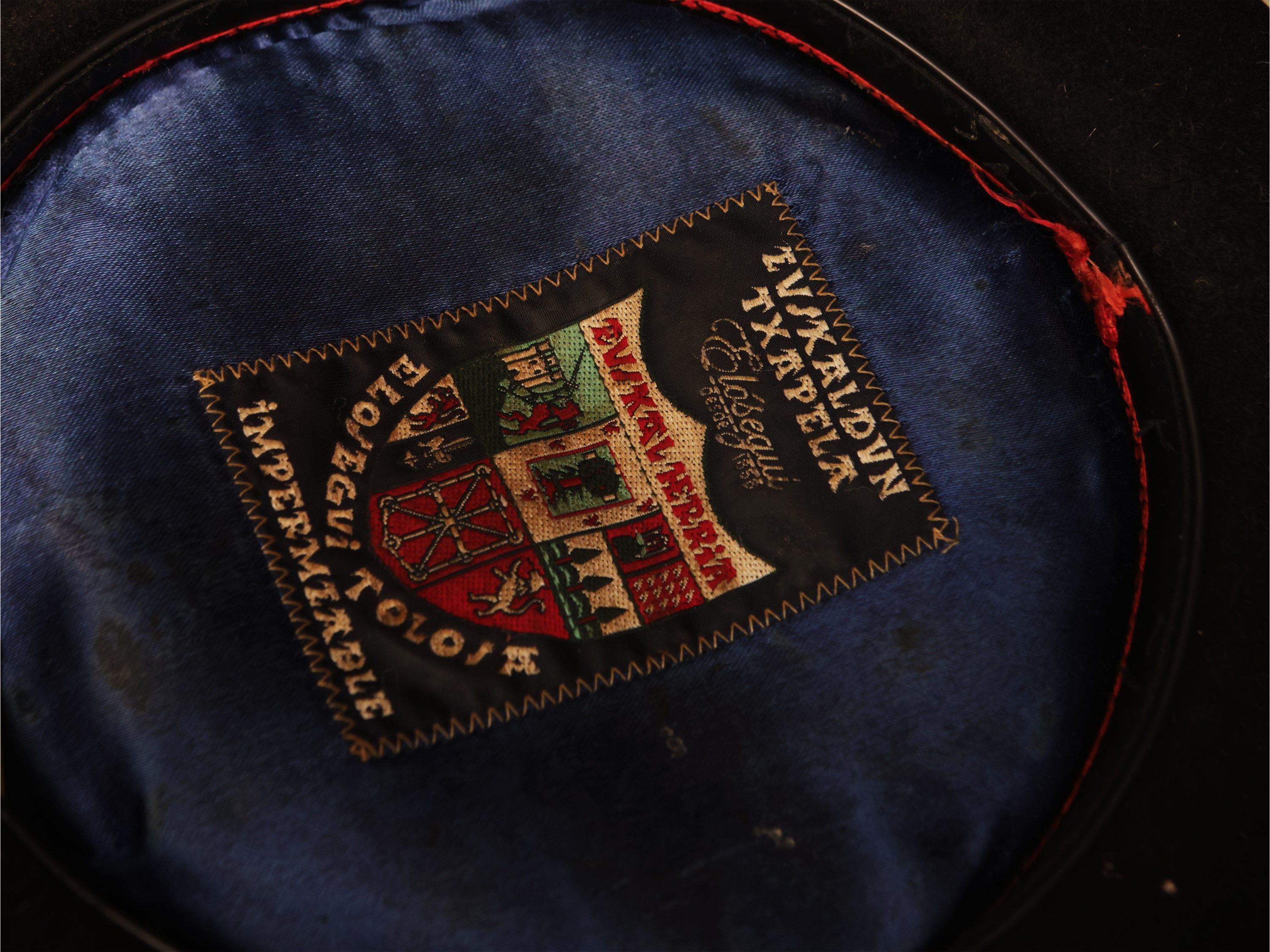 Assortimento di cappelli da uomo, include cappello in paglia, bombetta e cappello da pilota