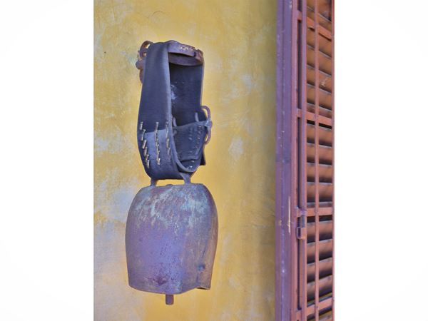Grande campanaccio decorativo  - Asta Stile fiorentino: da una villa a Settignano al buen retiro di Maria Teresa Colonna - Maison Bibelot - Casa d'Aste Firenze - Milano