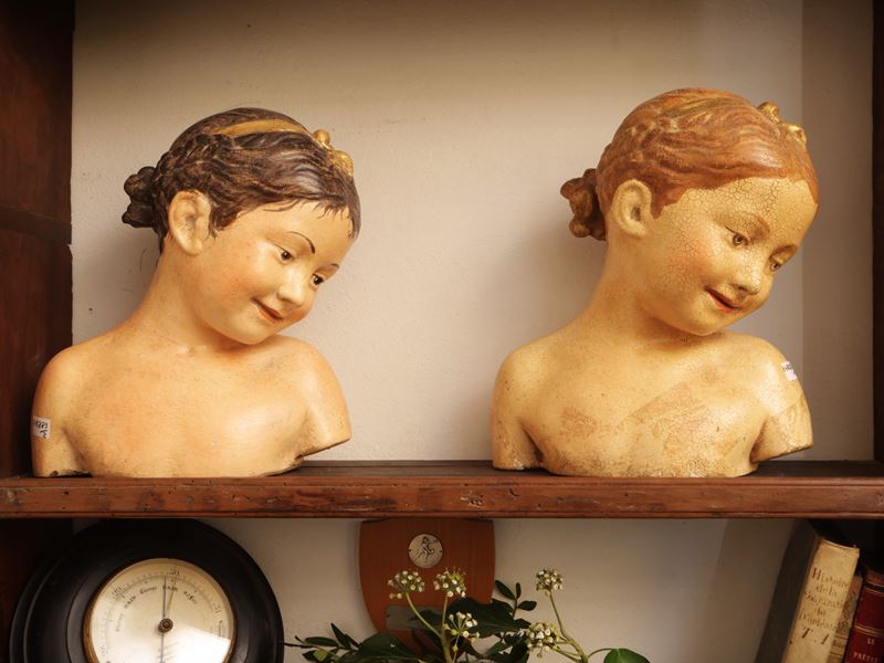Coppia di busti in terracotta smaltata raffiguranti fanciulle, prima metà del XX secolo
