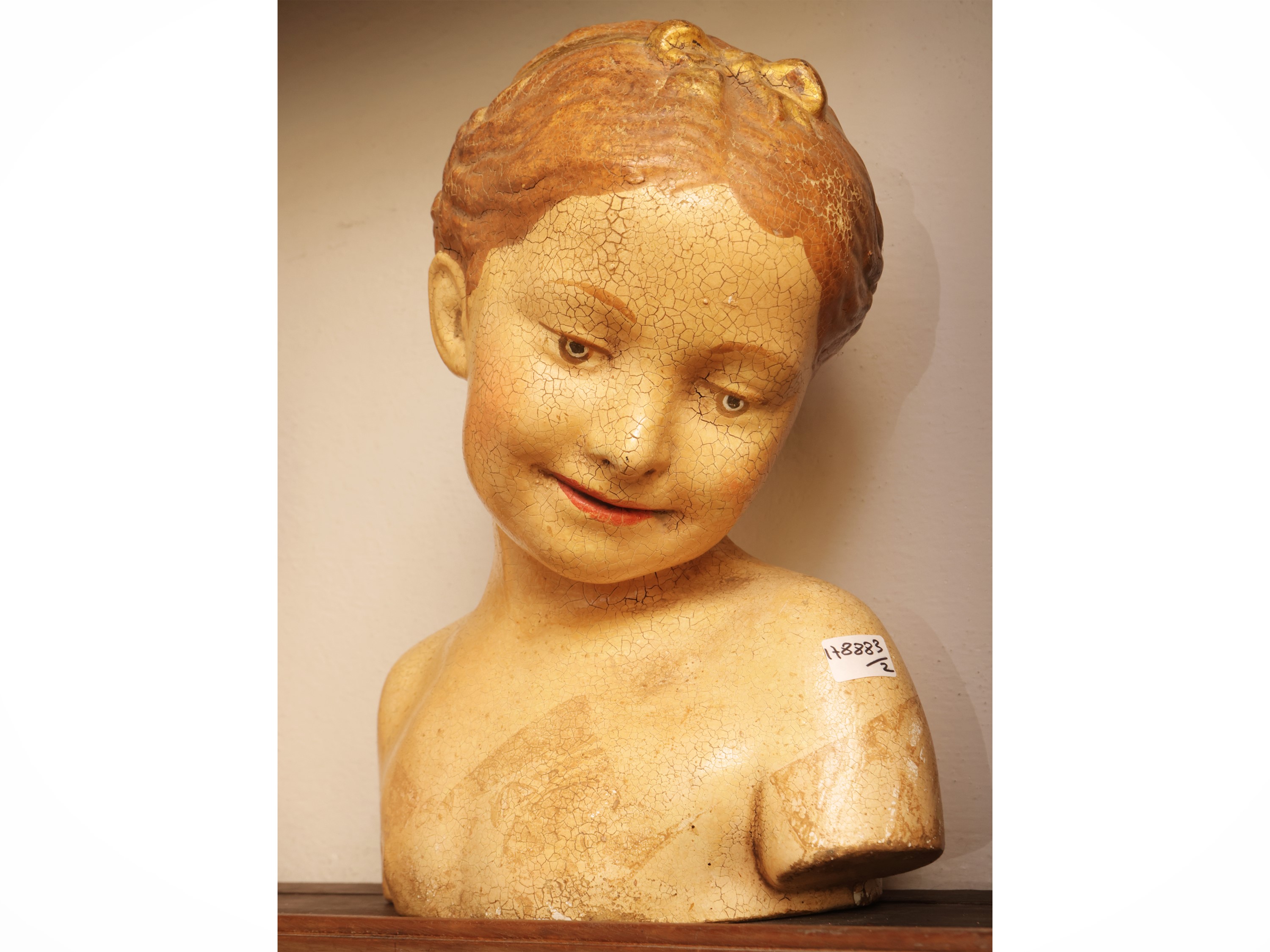 Coppia di busti in terracotta smaltata raffiguranti fanciulle, prima metà del XX secolo