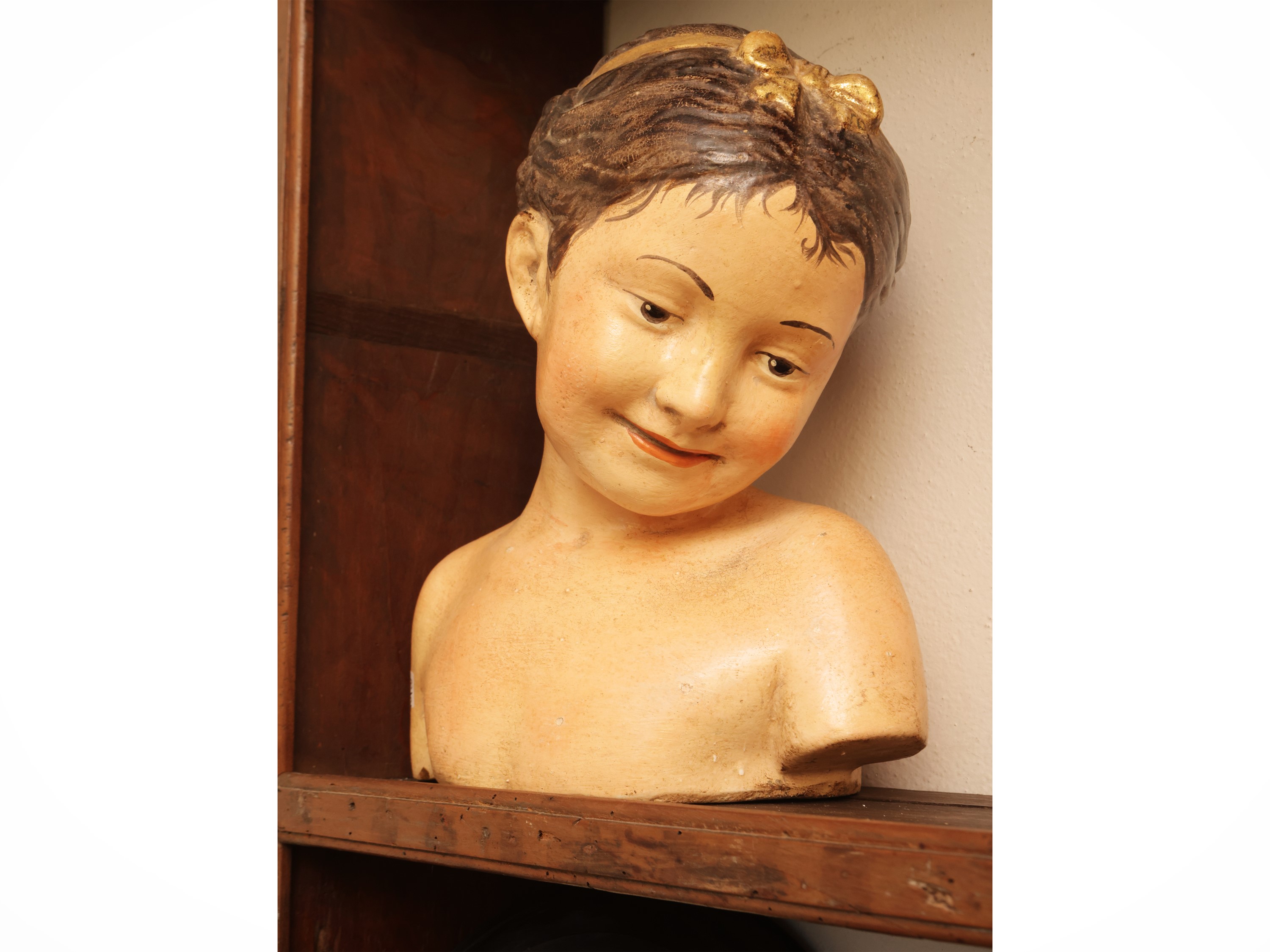 Coppia di busti in terracotta smaltata raffiguranti fanciulle, prima metà del XX secolo