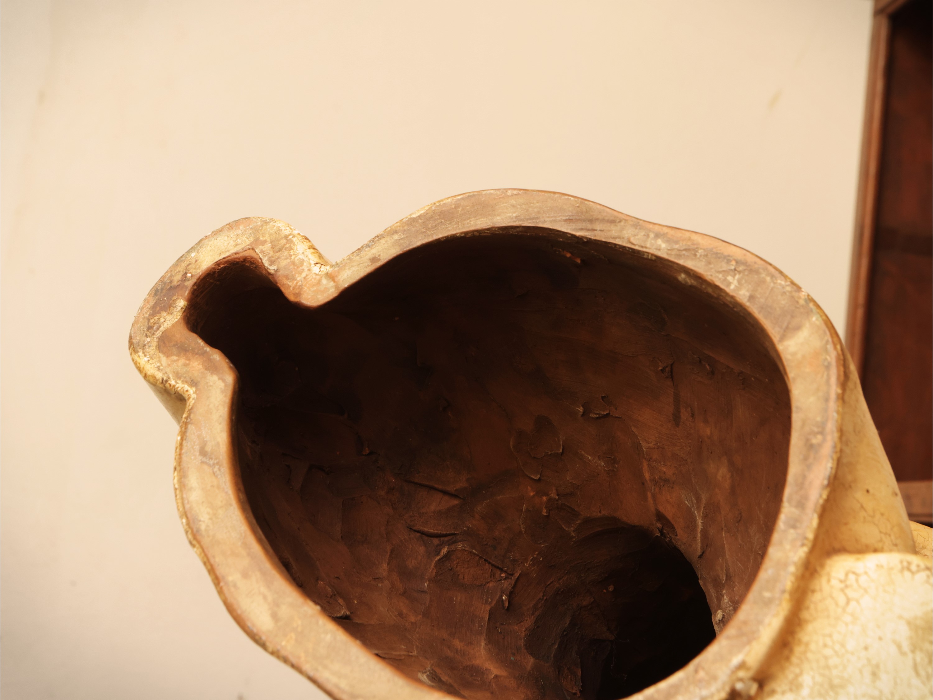 Coppia di busti in terracotta smaltata raffiguranti fanciulle, prima metà del XX secolo
