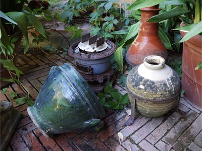 Arredi da giardino, stufa in ghisa, cachepot e due vasi in terracotta smaltata, XIX/XX secolo