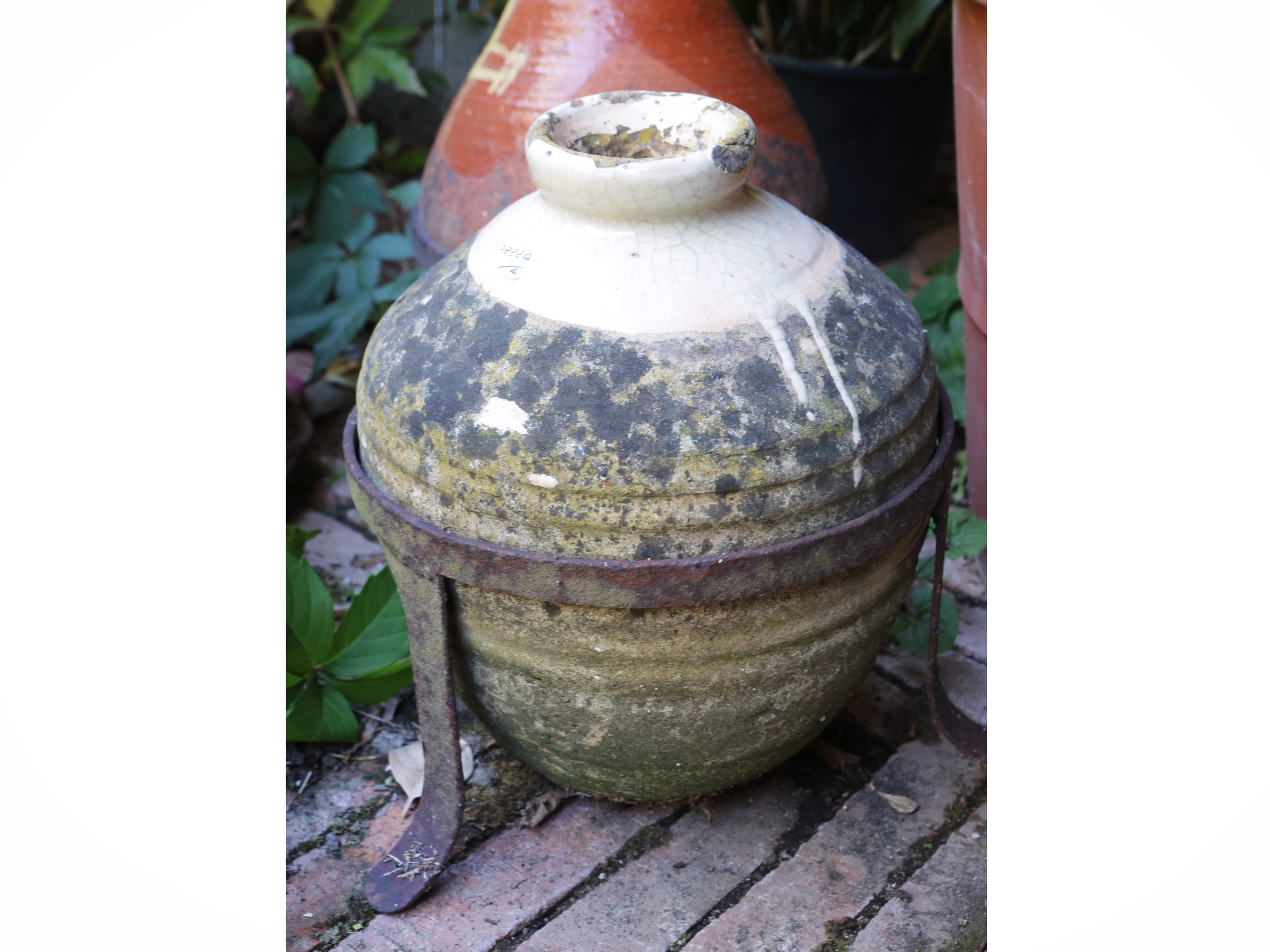 Arredi da giardino, stufa in ghisa, cachepot e due vasi in terracotta smaltata, XIX/XX secolo