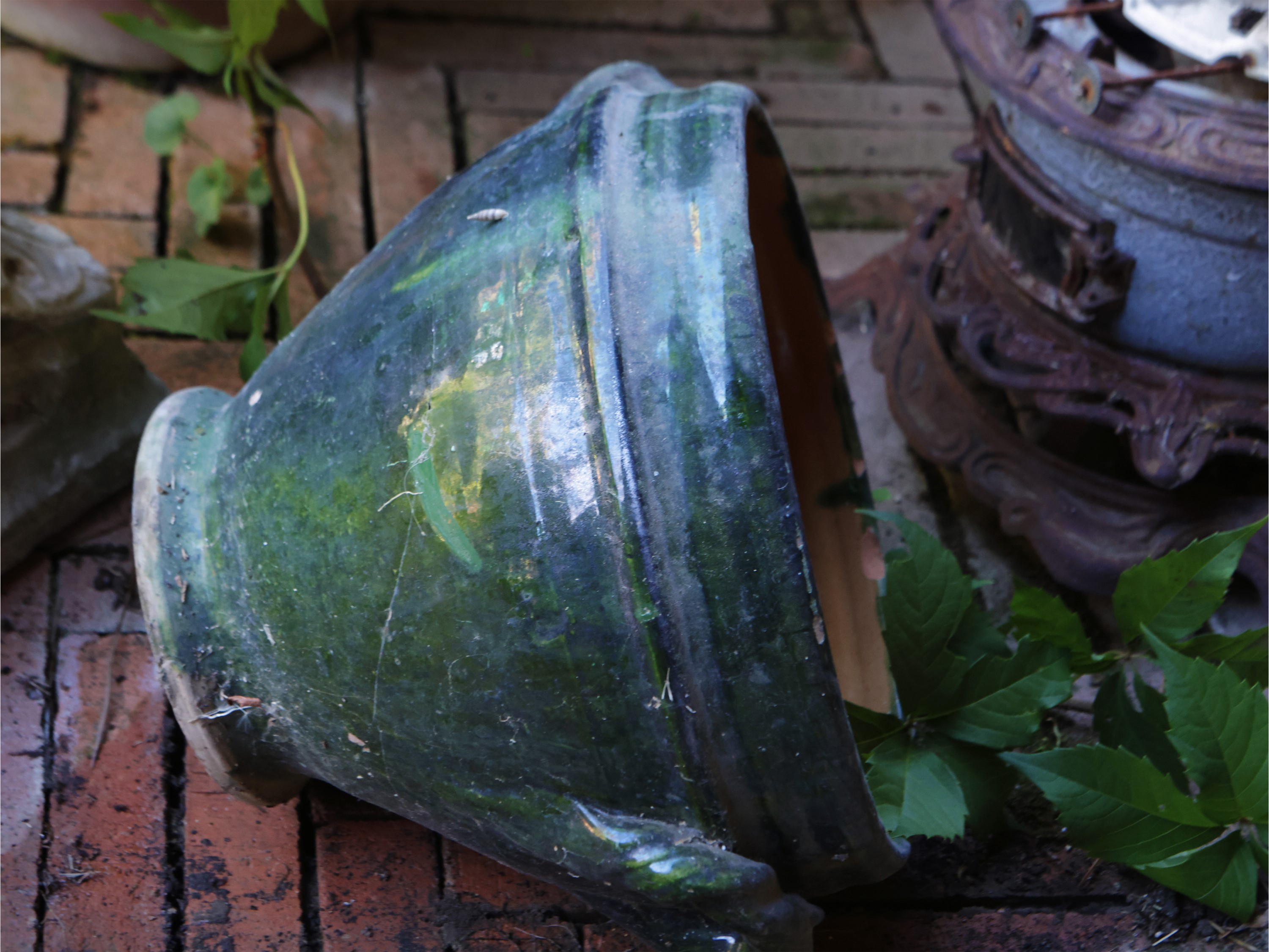 Arredi da giardino, stufa in ghisa, cachepot e due vasi in terracotta smaltata, XIX/XX secolo