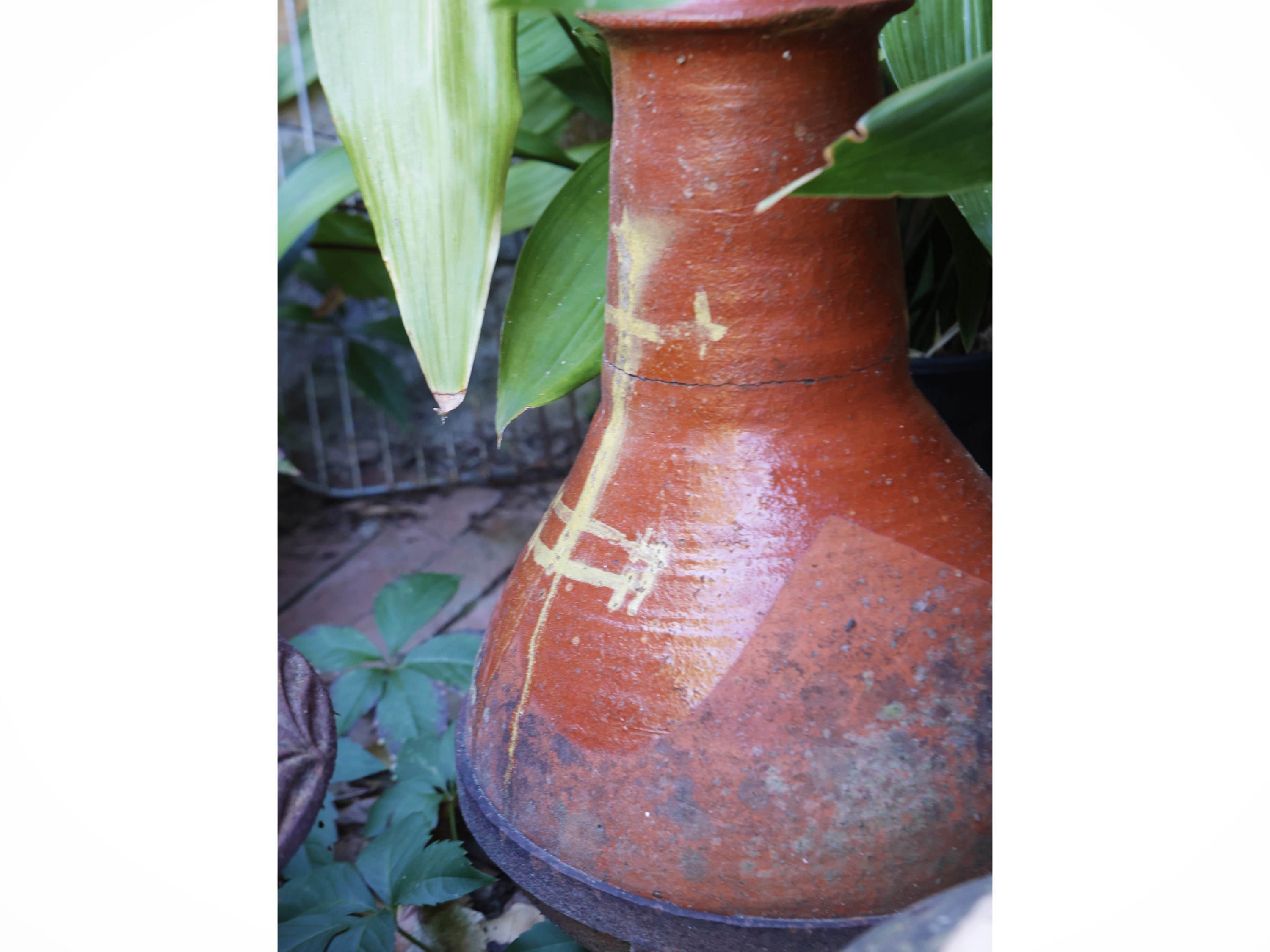 Arredi da giardino, stufa in ghisa, cachepot e due vasi in terracotta smaltata, XIX/XX secolo