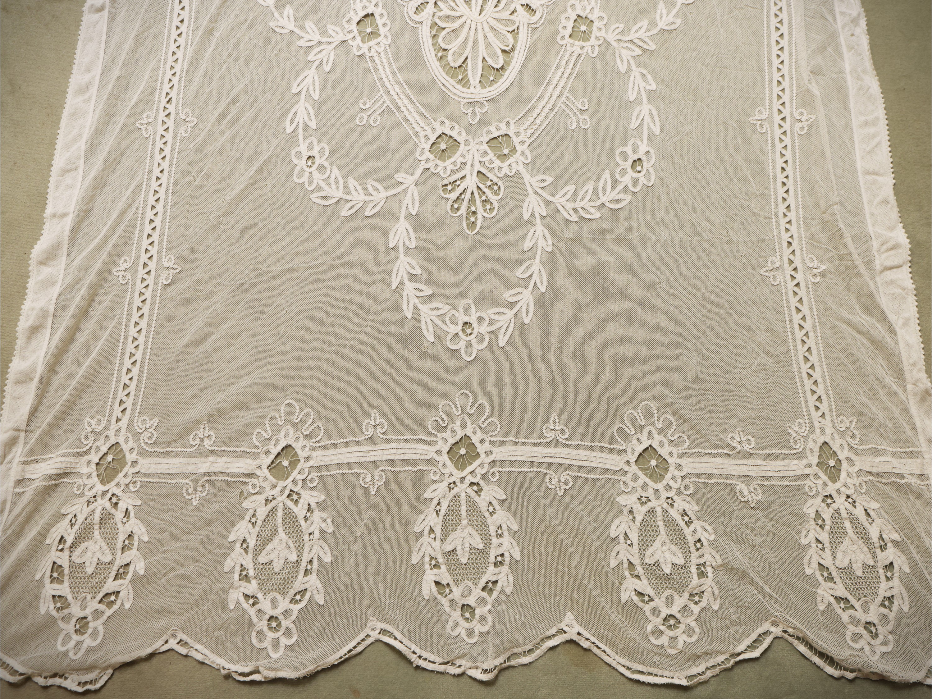 Tre tende in tulle ricamato con pizzo bianco, dimensioni varie