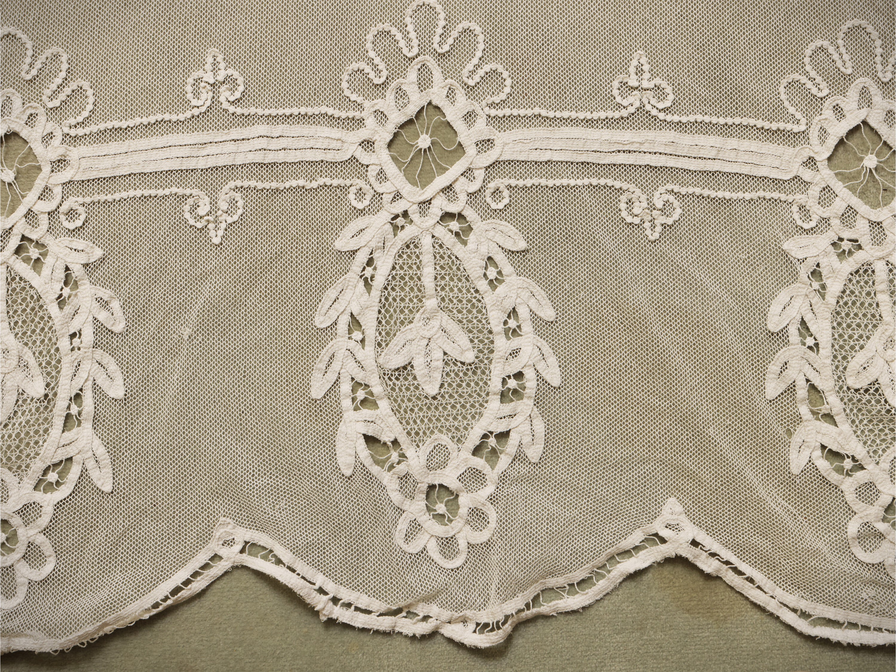 Tre tende in tulle ricamato con pizzo bianco, dimensioni varie