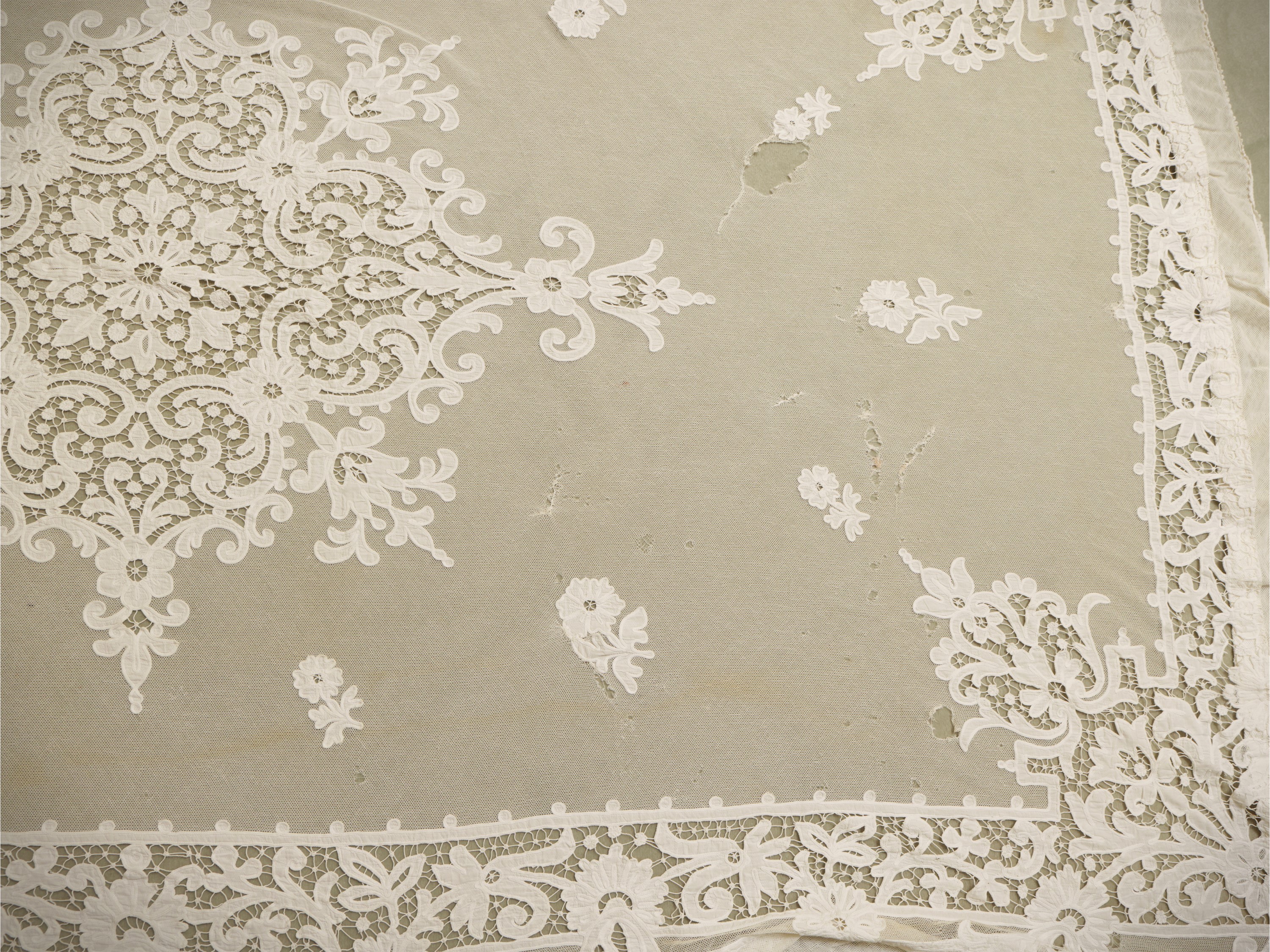 Tre tende in tulle ricamato con pizzo bianco, dimensioni varie