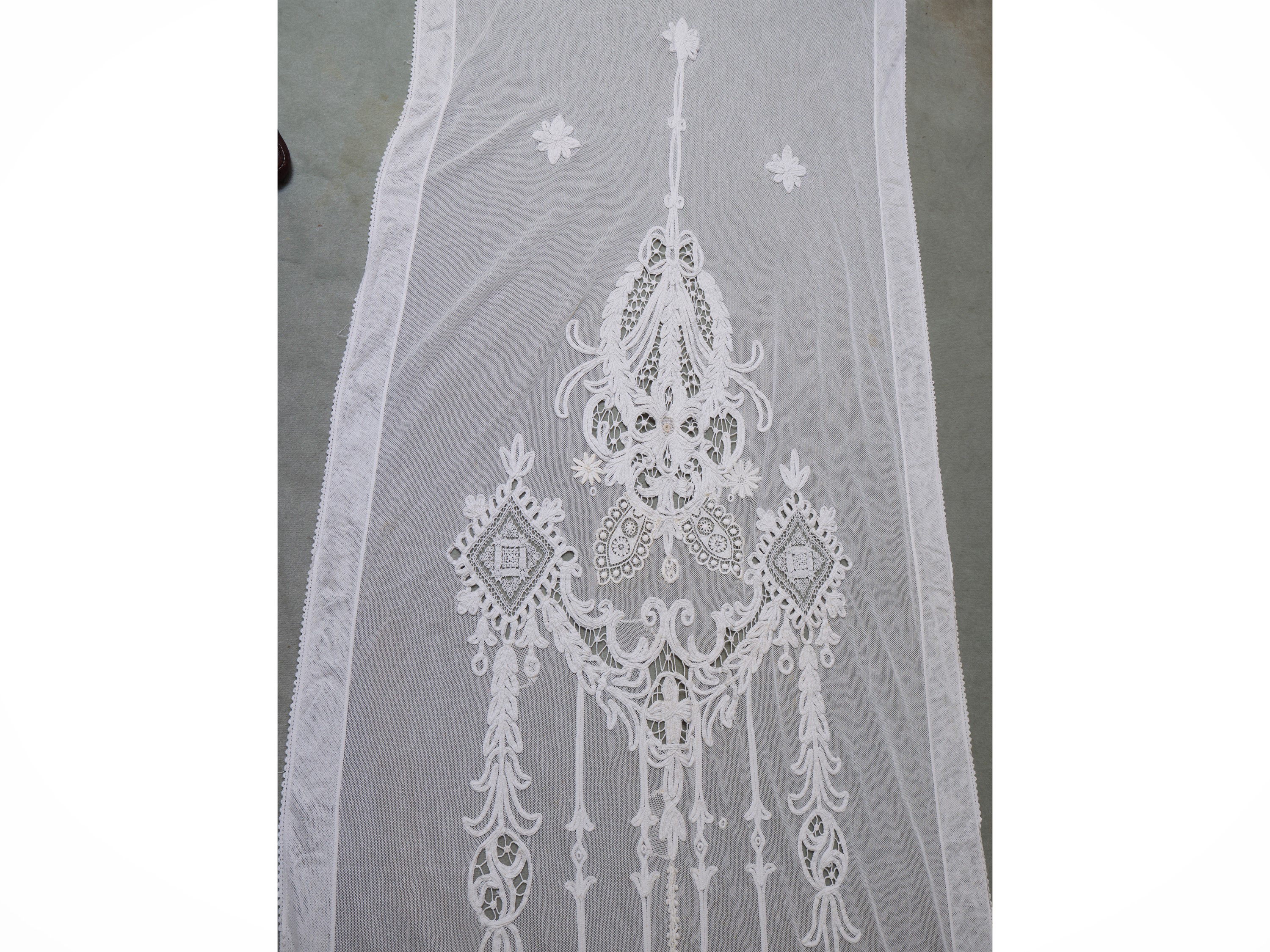 Tre tende ricamate in tulle e pizzo