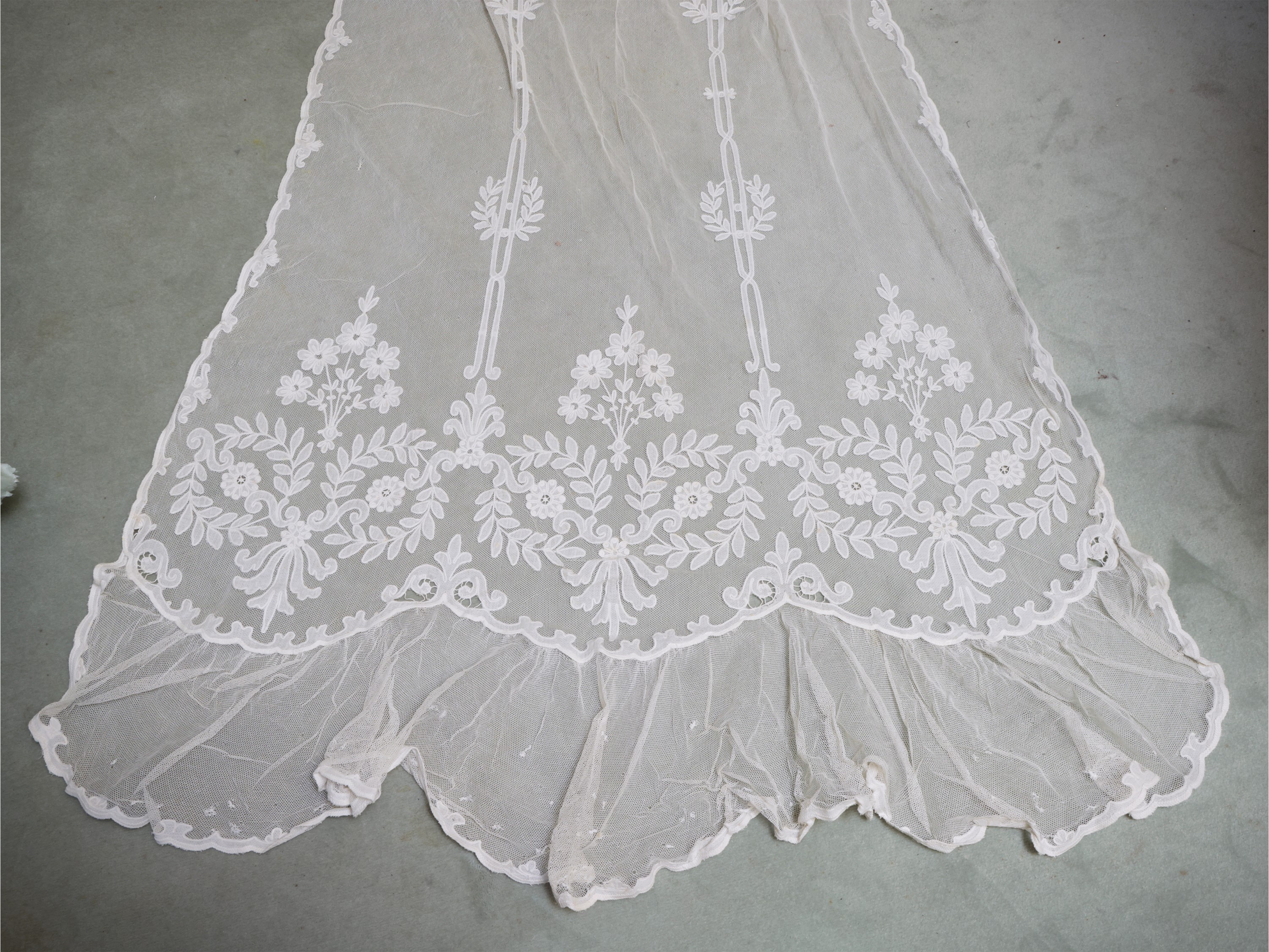 Tre tende ricamate in tulle e pizzo