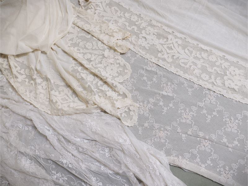 Scampoli in pizzo bianco e avorio, ricamati con motivi floreali