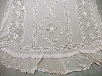 Set di tre tende in pizzo bianco, ricamate e con inserti in tulle