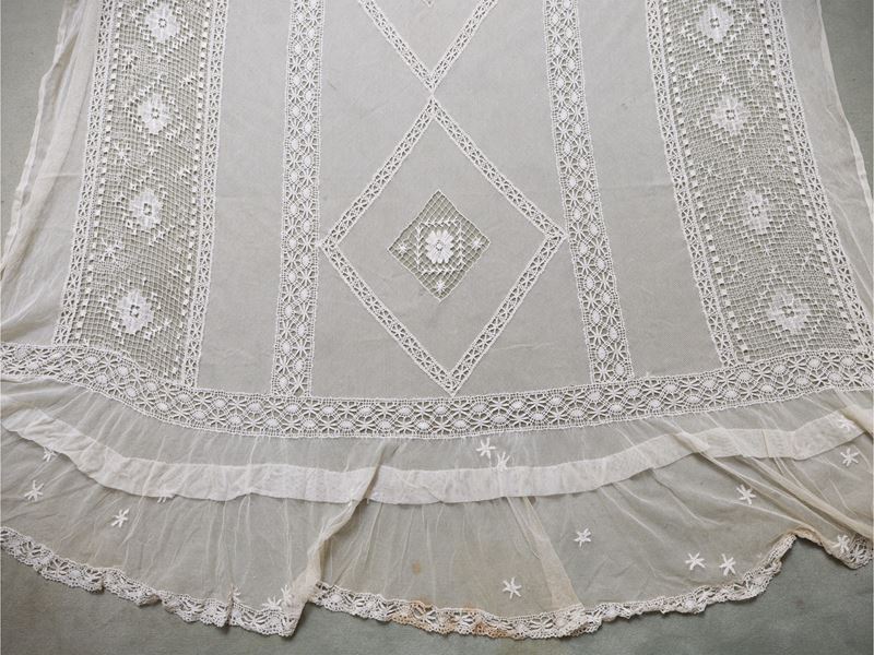 Set di tre tende in pizzo bianco, ricamate e con inserti in tulle