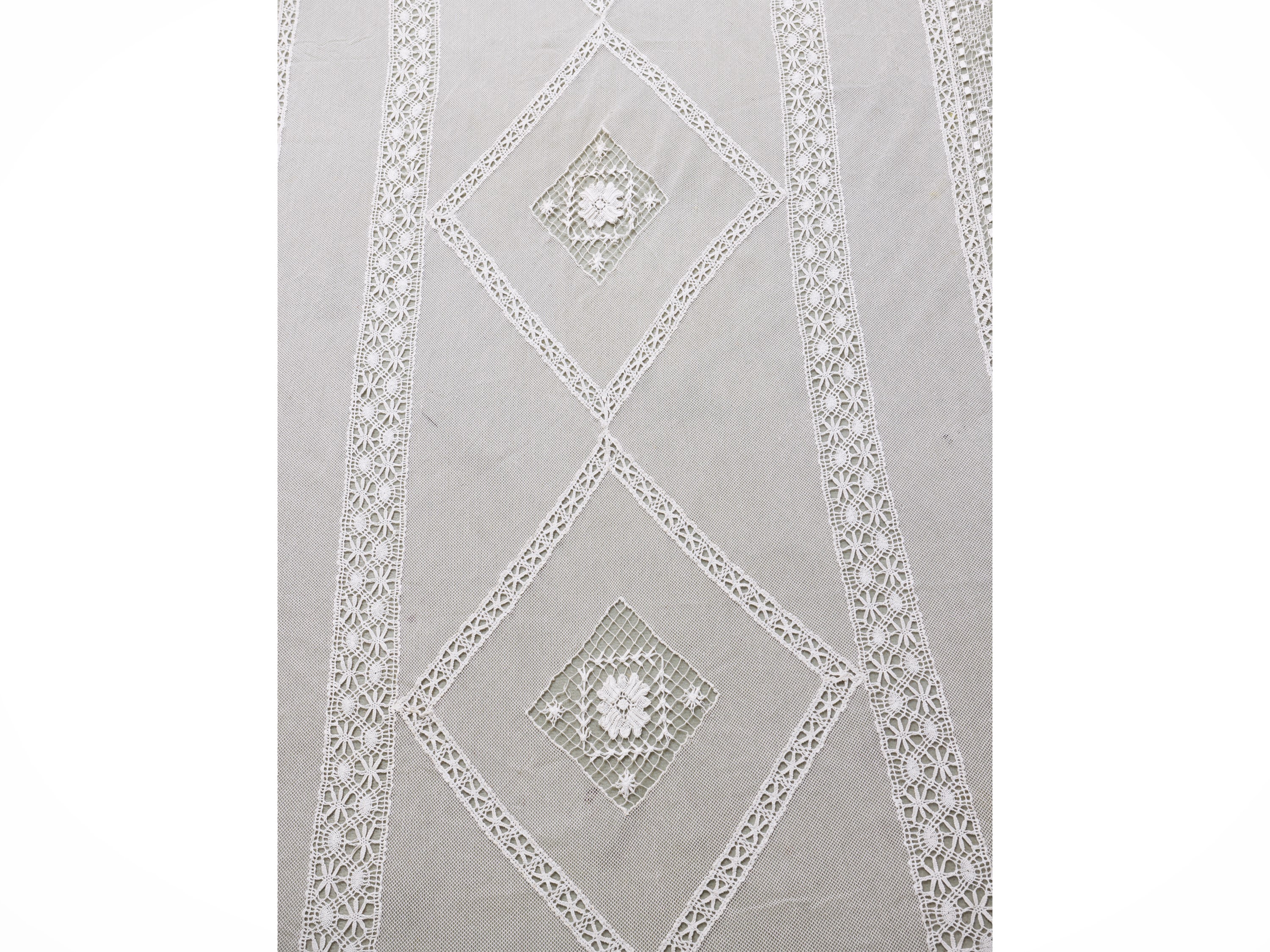 Set di tre tende in pizzo bianco, ricamate e con inserti in tulle