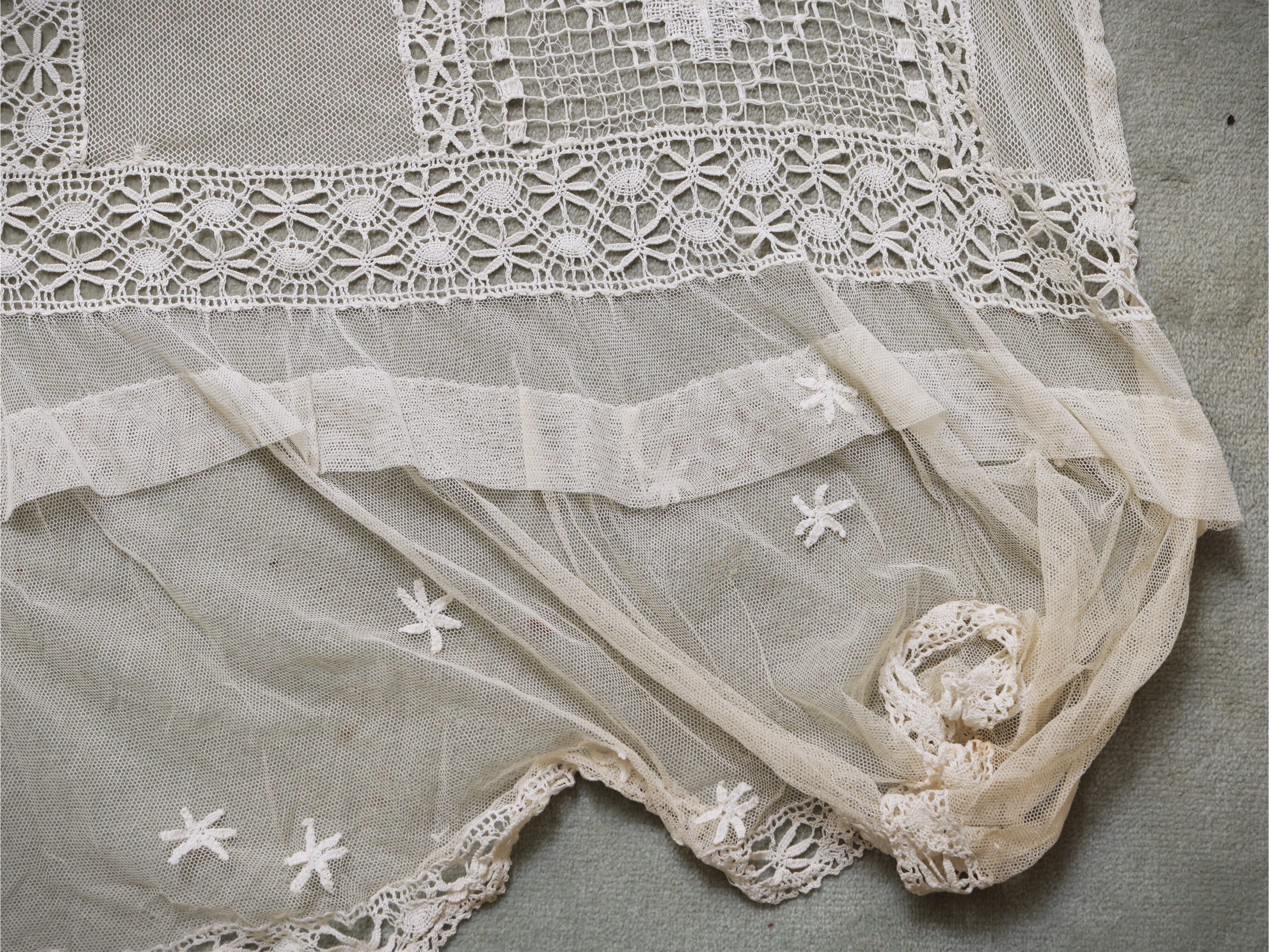 Set di tre tende in pizzo bianco, ricamate e con inserti in tulle