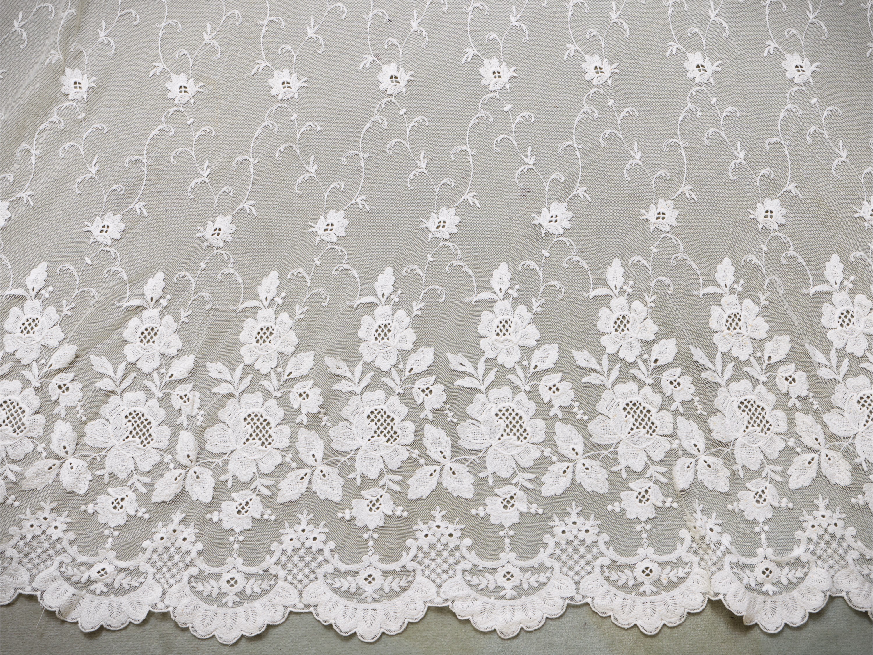 Set di tre tende in pizzo bianco, ricamate e con inserti in tulle