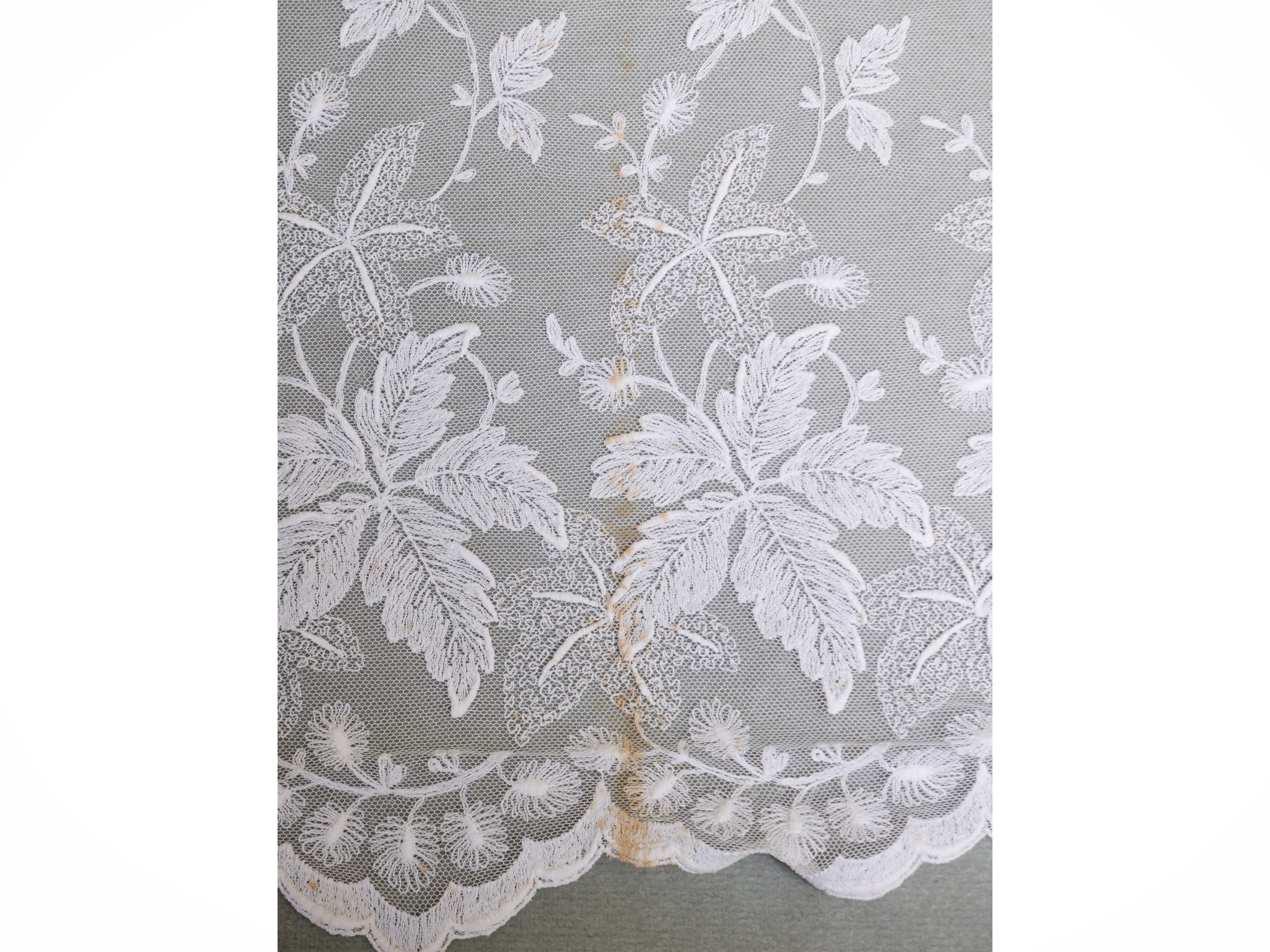 Set di tre tende in pizzo bianco, ricamate e con inserti in tulle
