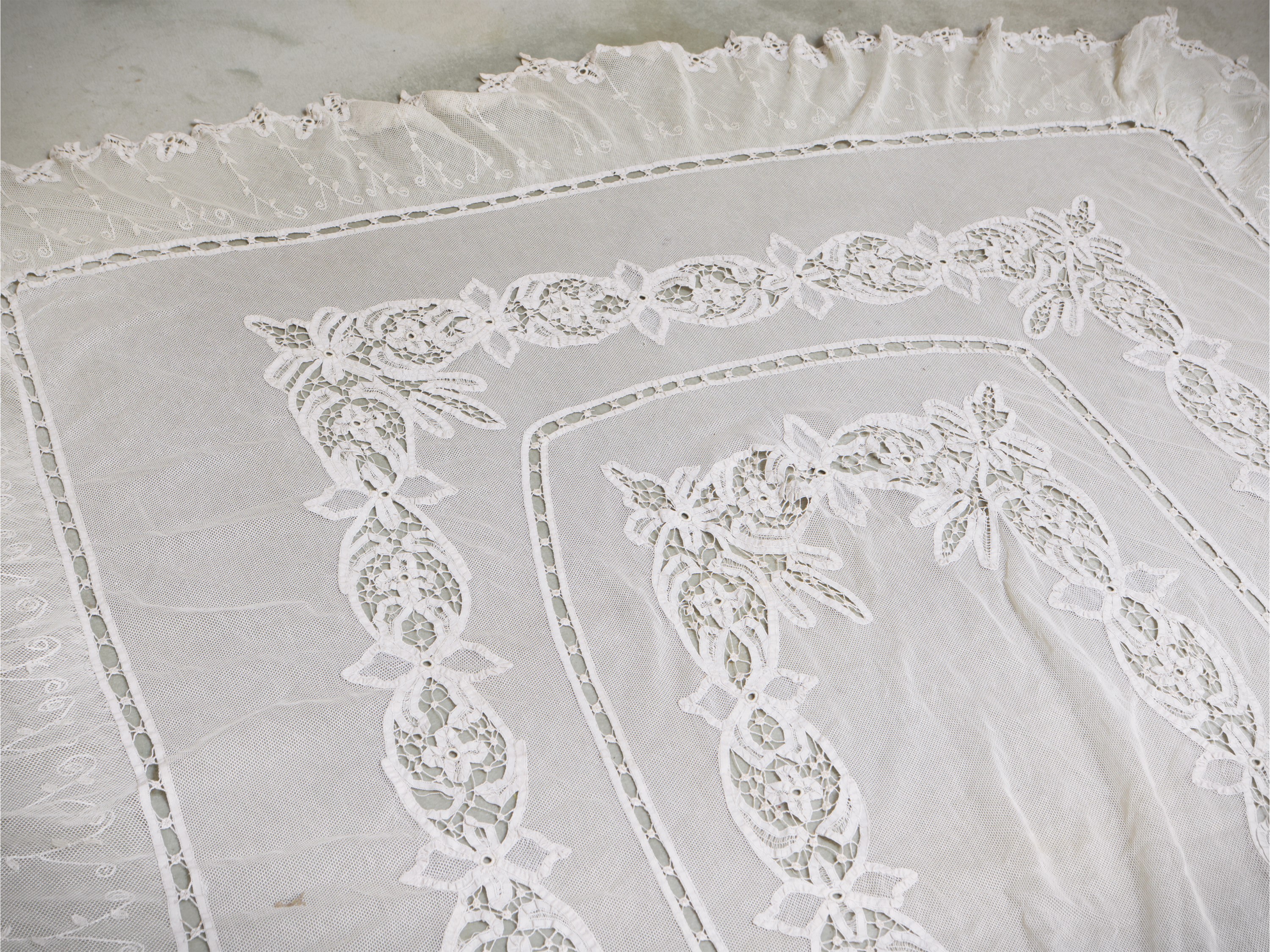 Tende in pizzo bianco e tulle, set di tre pezzi
