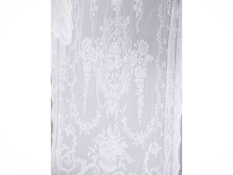 Due coppie di tende in pizzo bianco, dimensioni cm 270x100 e cm 205x60