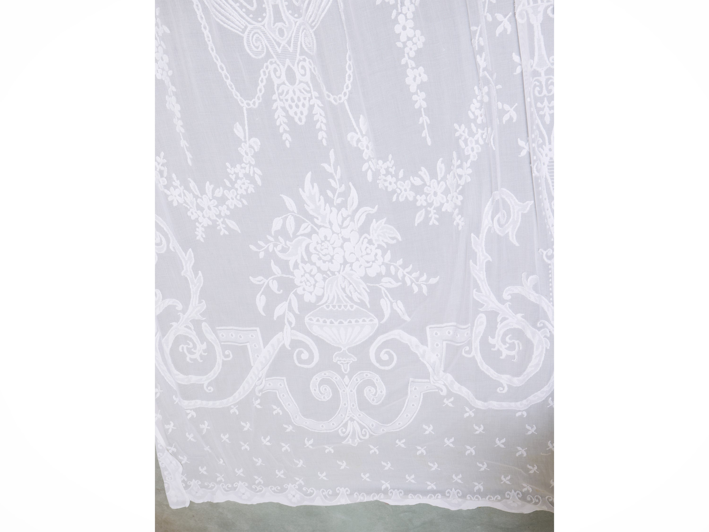 Due coppie di tende in pizzo bianco, dimensioni cm 270x100 e cm 205x60
