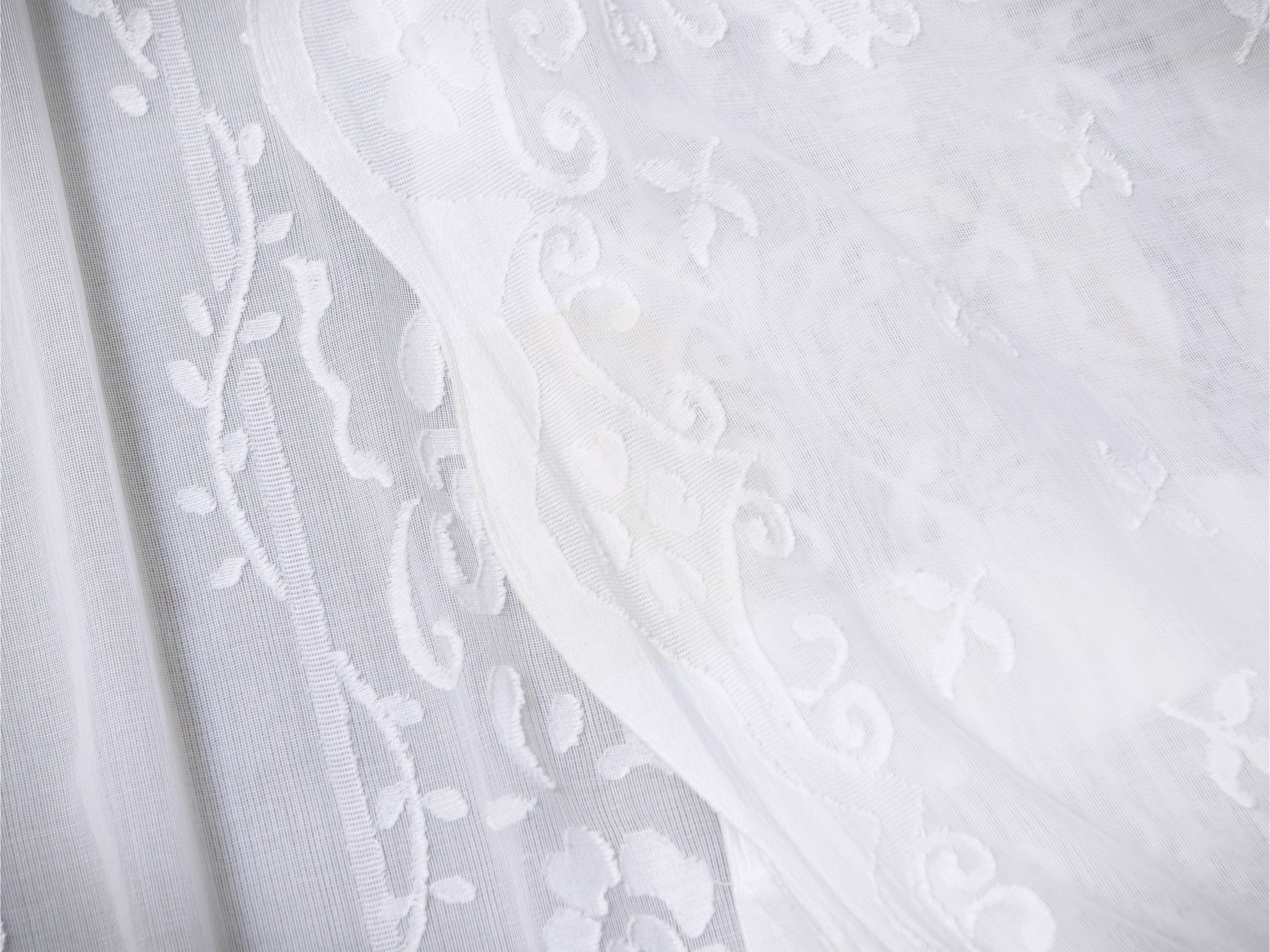 Due coppie di tende in pizzo bianco, dimensioni cm 270x100 e cm 205x60