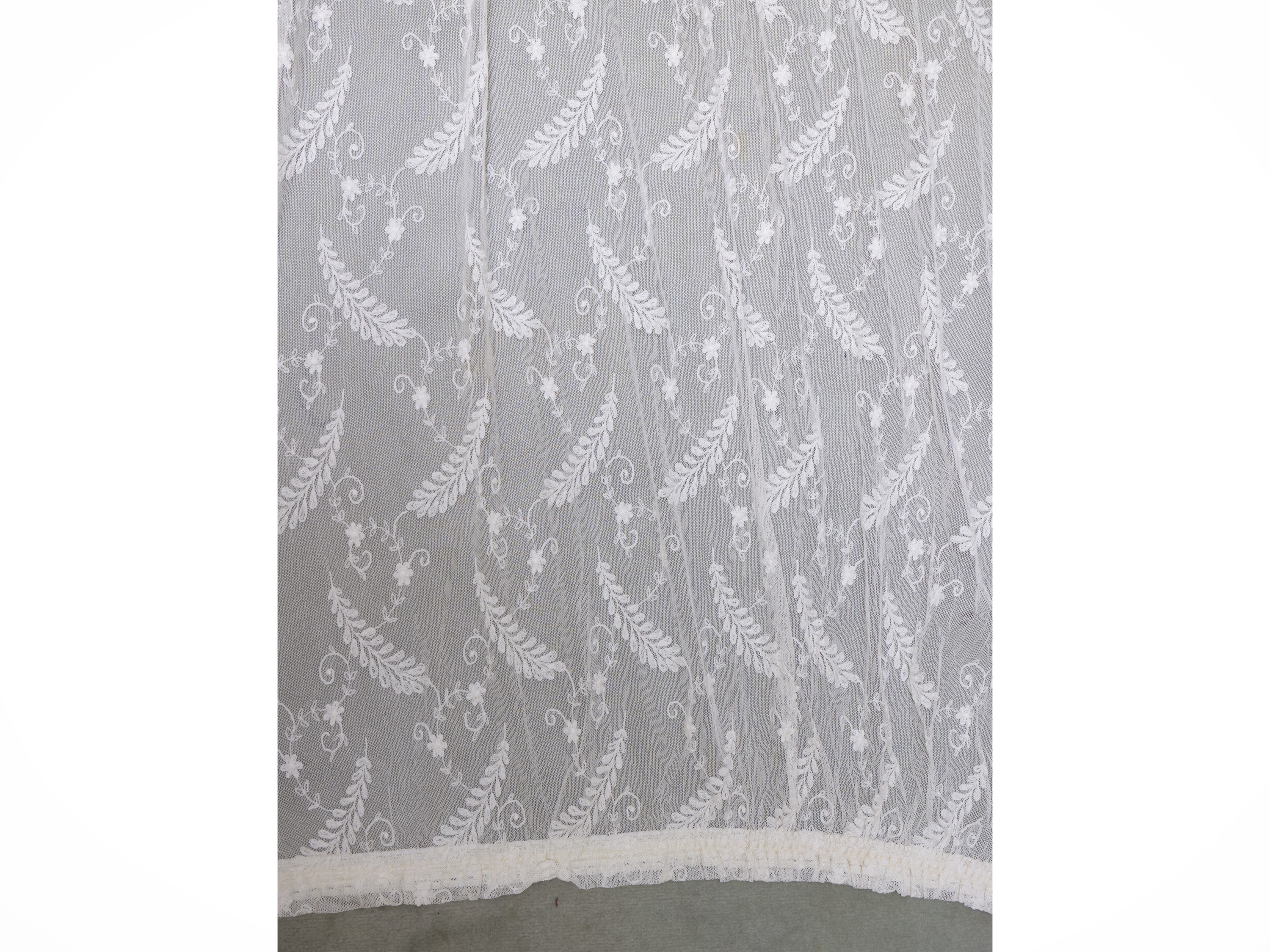 Due coppie di tende in pizzo bianco, dimensioni cm 270x100 e cm 205x60