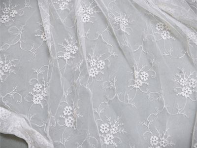 Quattro scampoli in pizzo bianco, ricamati con motivi floreali
