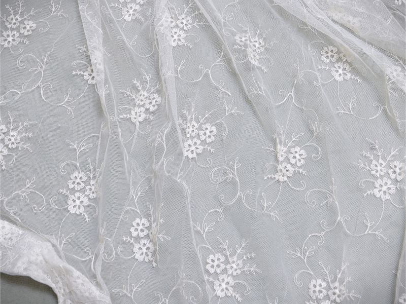 Quattro scampoli in pizzo bianco, ricamati con motivi floreali