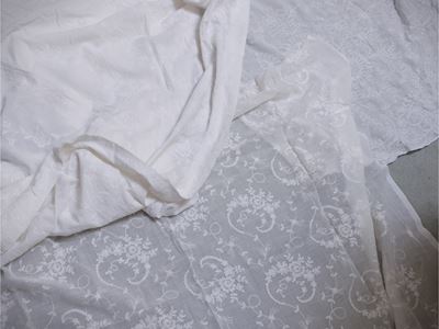 Sette scampoli in pizzo bianco, ricamati con motivi floreali