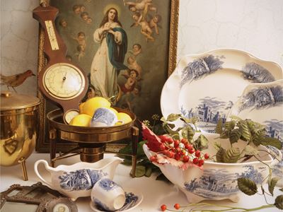 Miscellanea di curiosità d'epoca, assortimento di accessori per la tavola in terraglia decorata, ...