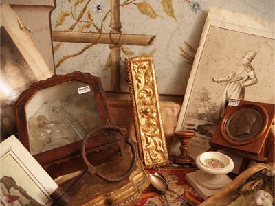 Set da toilette da viaggio in cristallo con teca in legno e incisioni antiche, XIX/XX secolo