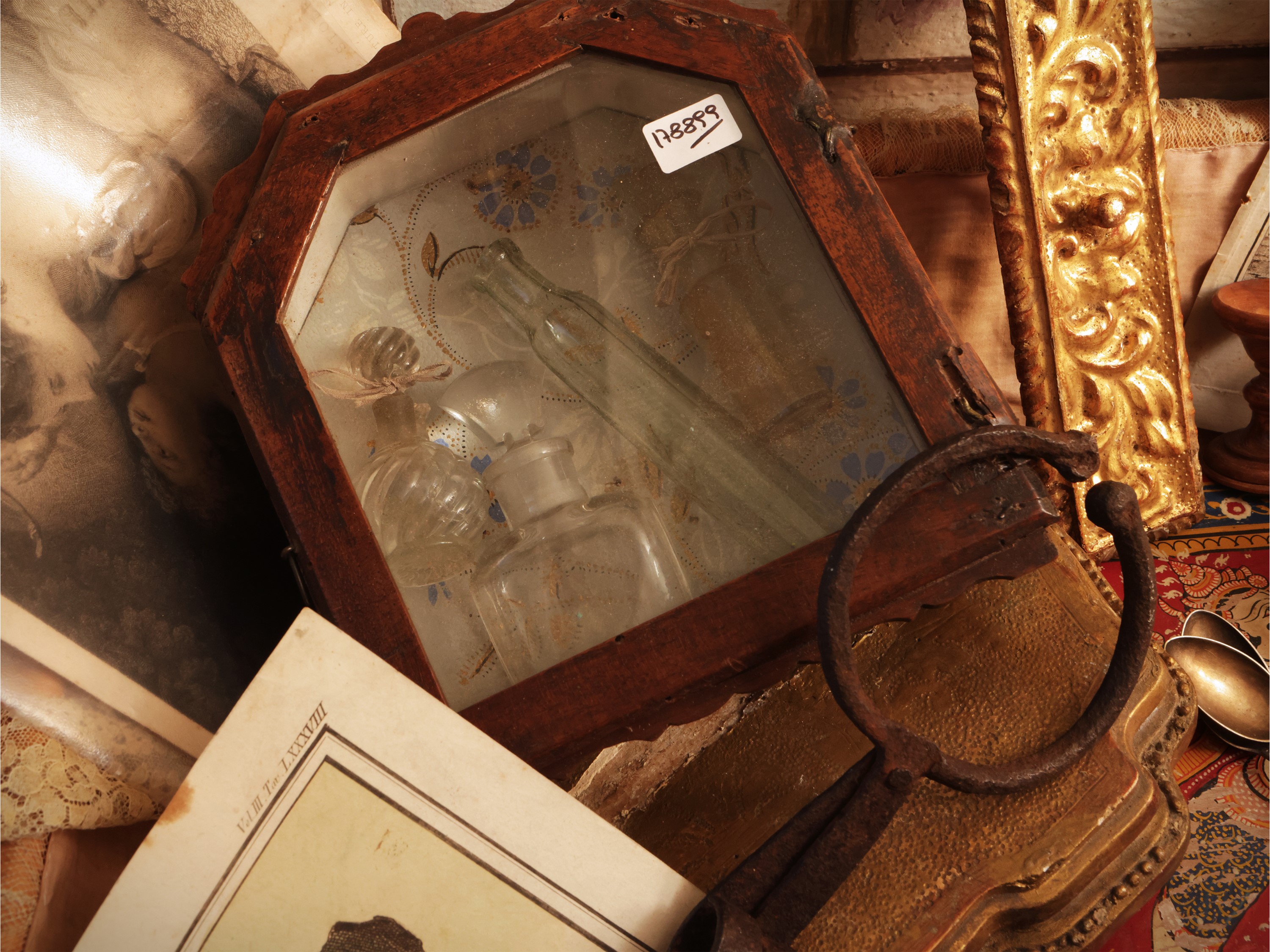 Set da toilette da viaggio in cristallo con teca in legno e incisioni antiche, XIX/XX secolo