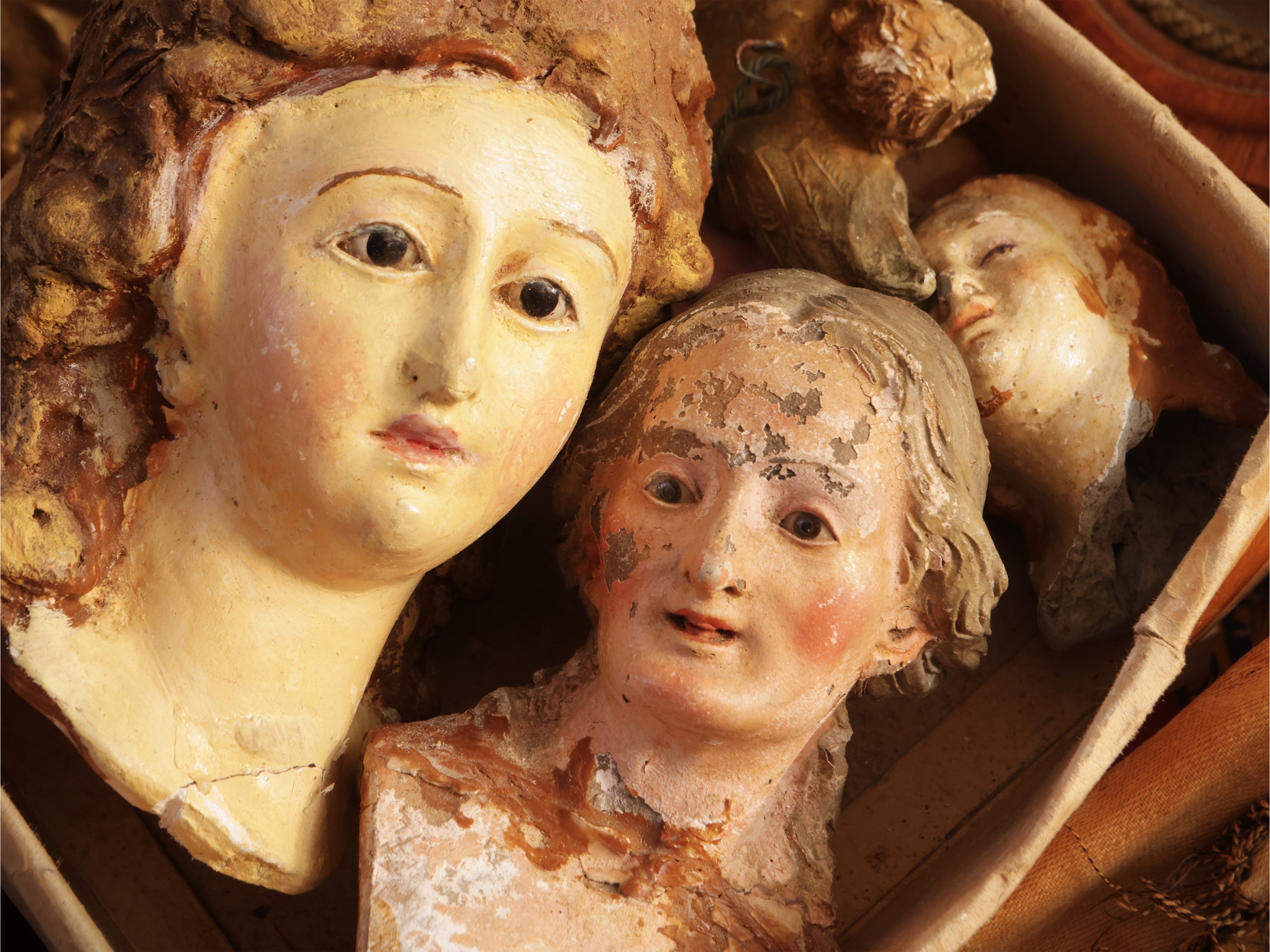 Set da toilette da viaggio in cristallo con teca in legno e incisioni antiche, XIX/XX secolo