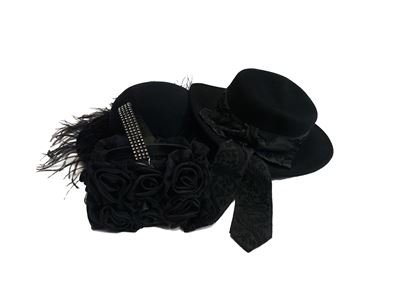 Lotto di accessori: Cappelli in feltro nero con decorazioni e borsetta da sera