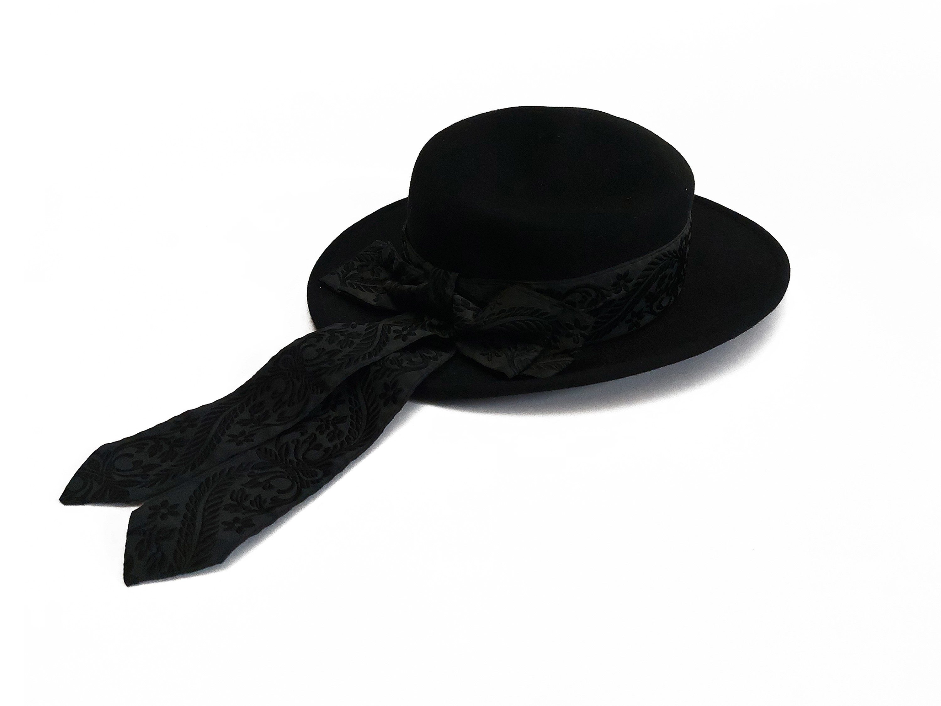 Lotto di accessori: Cappelli in feltro nero con decorazioni e borsetta da sera